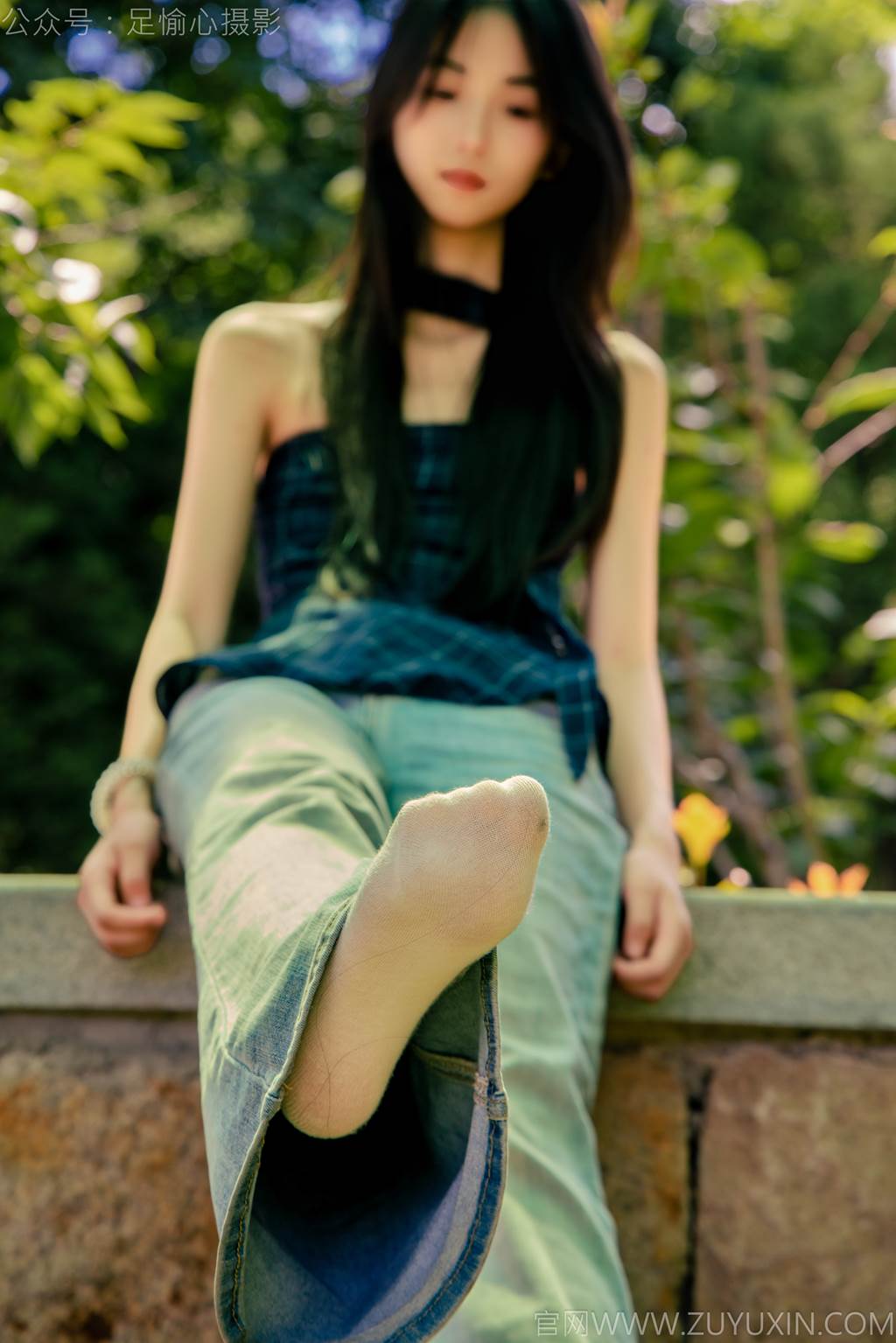 图片[67]-足愉心 NO.049 小瑶（搭配：蓝色格子吊带、牛仔长裤、白棉袜、洞洞鞋、裸足）[90P] – 速更版-美库
