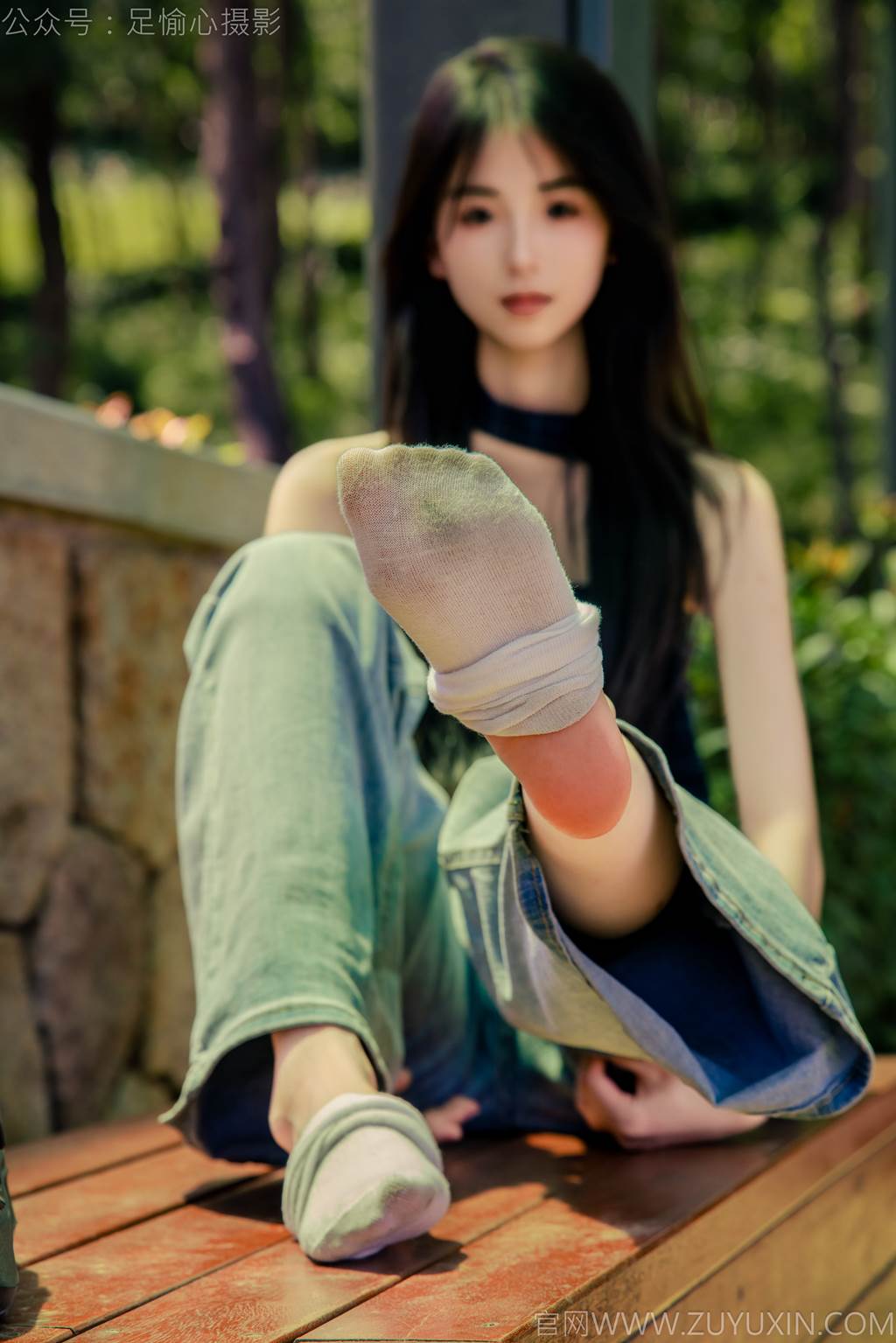 图片[68]-足愉心 NO.049 小瑶（搭配：蓝色格子吊带、牛仔长裤、白棉袜、洞洞鞋、裸足）[90P] – 速更版-美库