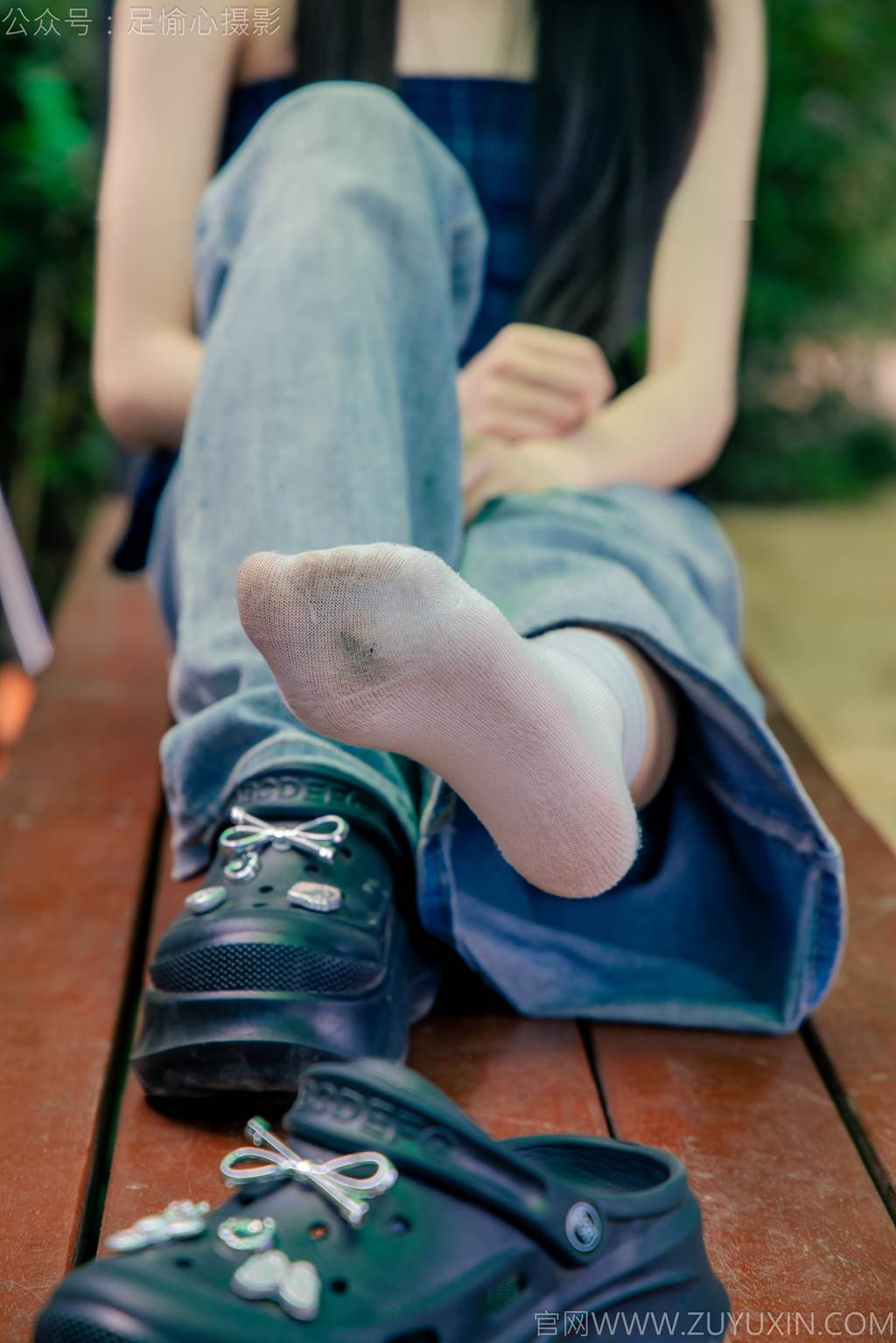 图片[69]-足愉心 NO.049 小瑶（搭配：蓝色格子吊带、牛仔长裤、白棉袜、洞洞鞋、裸足）[90P] – 速更版-美库