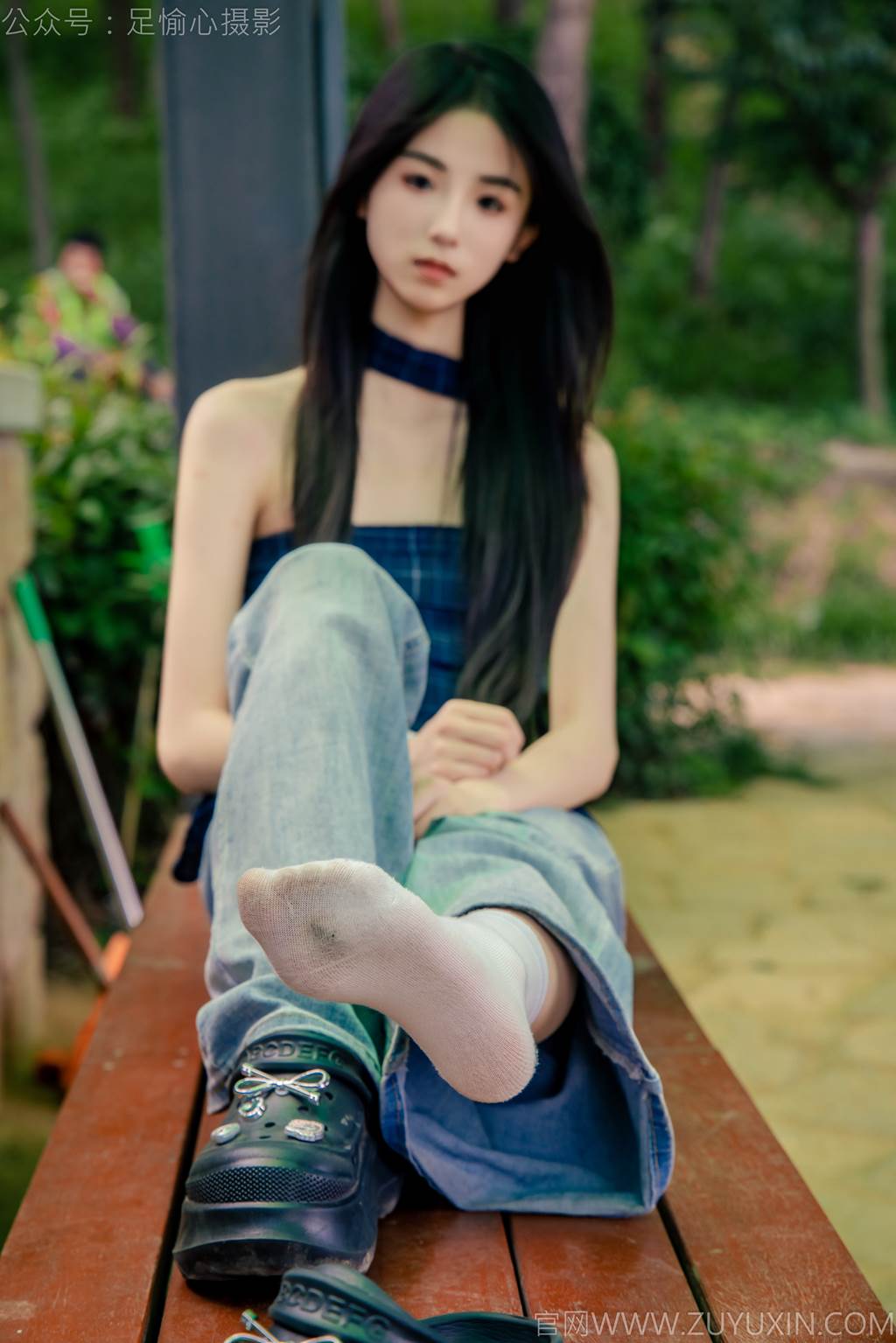 图片[71]-足愉心 NO.049 小瑶（搭配：蓝色格子吊带、牛仔长裤、白棉袜、洞洞鞋、裸足）[90P] – 速更版-美库