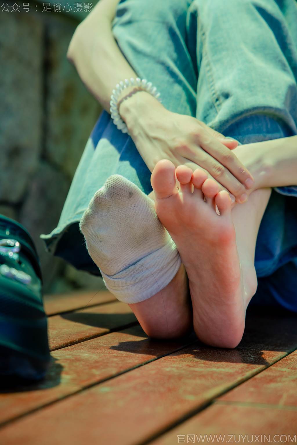 图片[72]-足愉心 NO.049 小瑶（搭配：蓝色格子吊带、牛仔长裤、白棉袜、洞洞鞋、裸足）[90P] – 速更版-美库