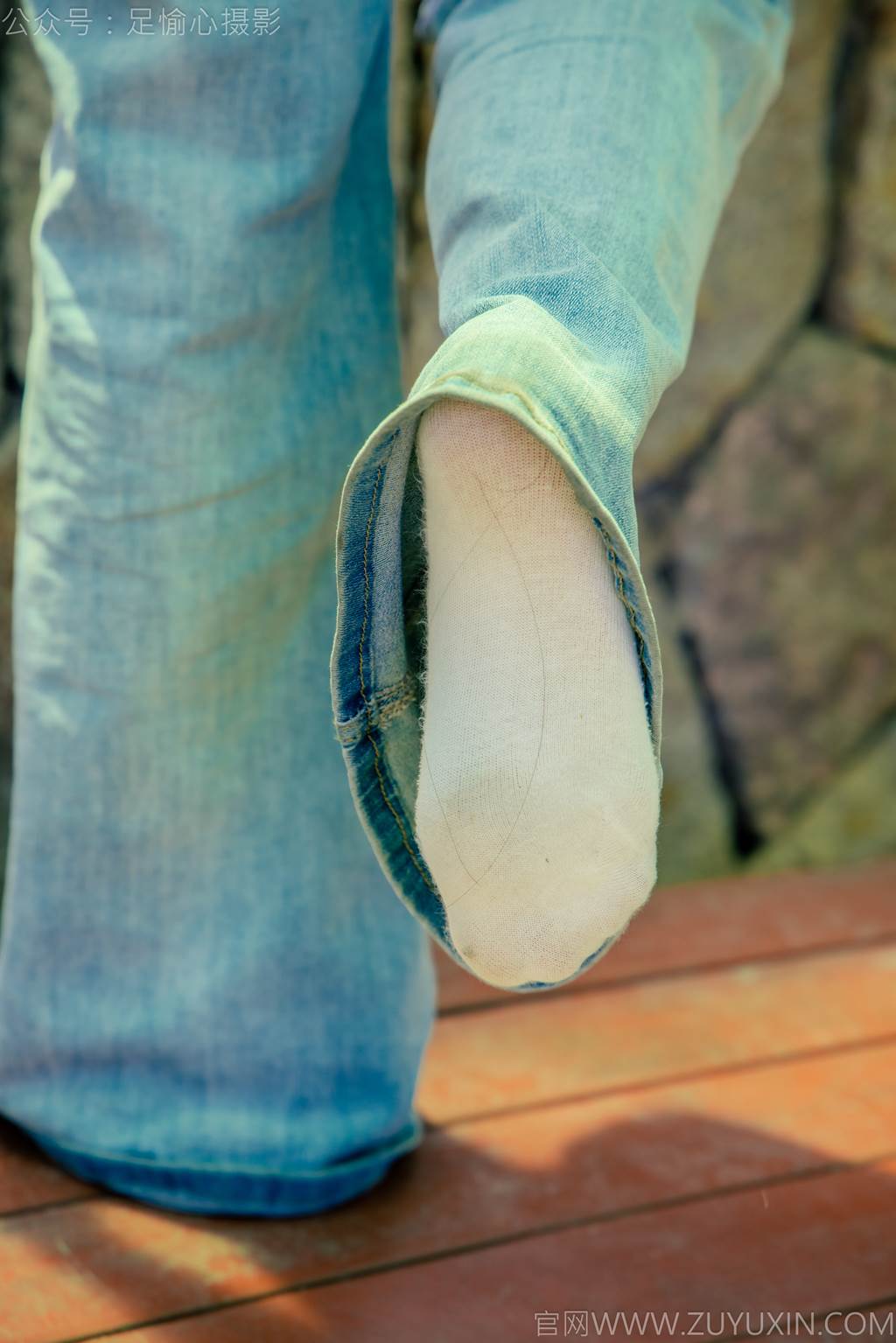 图片[73]-足愉心 NO.049 小瑶（搭配：蓝色格子吊带、牛仔长裤、白棉袜、洞洞鞋、裸足）[90P] – 速更版-美库