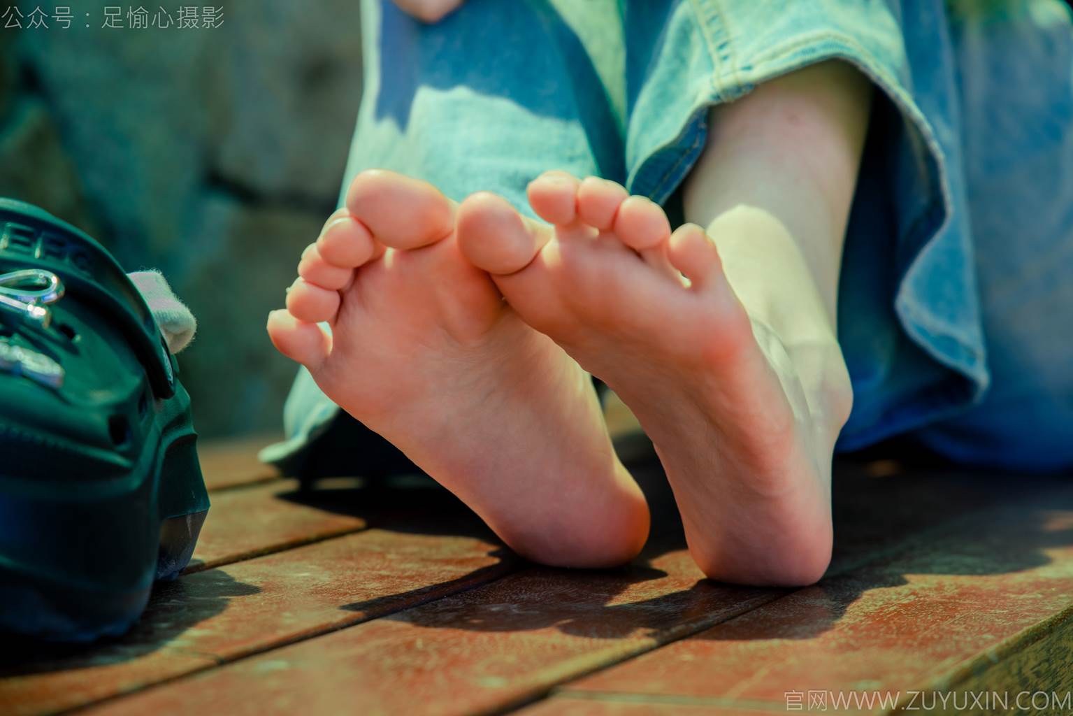 图片[74]-足愉心 NO.049 小瑶（搭配：蓝色格子吊带、牛仔长裤、白棉袜、洞洞鞋、裸足）[90P] – 速更版-美库