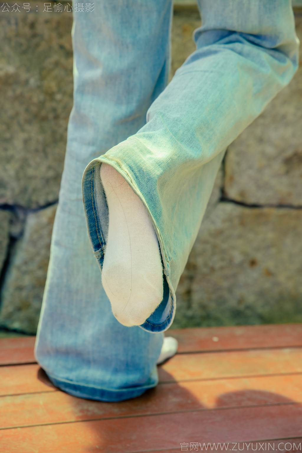 图片[77]-足愉心 NO.049 小瑶（搭配：蓝色格子吊带、牛仔长裤、白棉袜、洞洞鞋、裸足）[90P] – 速更版-美库