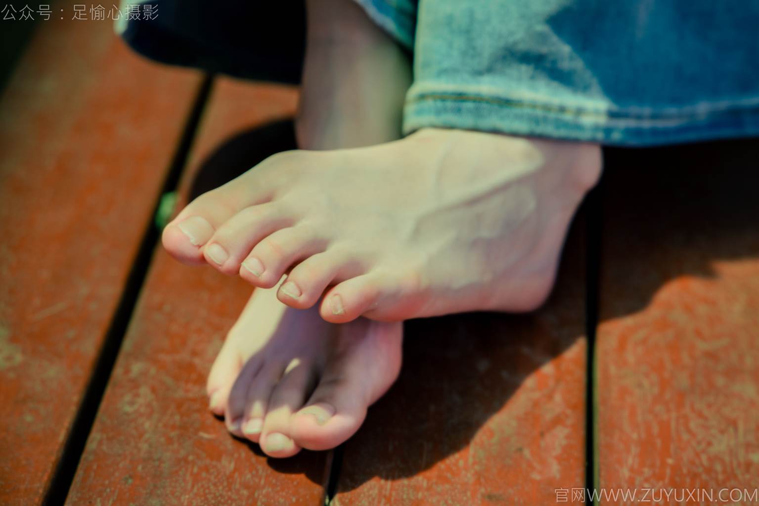 图片[81]-足愉心 NO.049 小瑶（搭配：蓝色格子吊带、牛仔长裤、白棉袜、洞洞鞋、裸足）[90P] – 速更版-美库