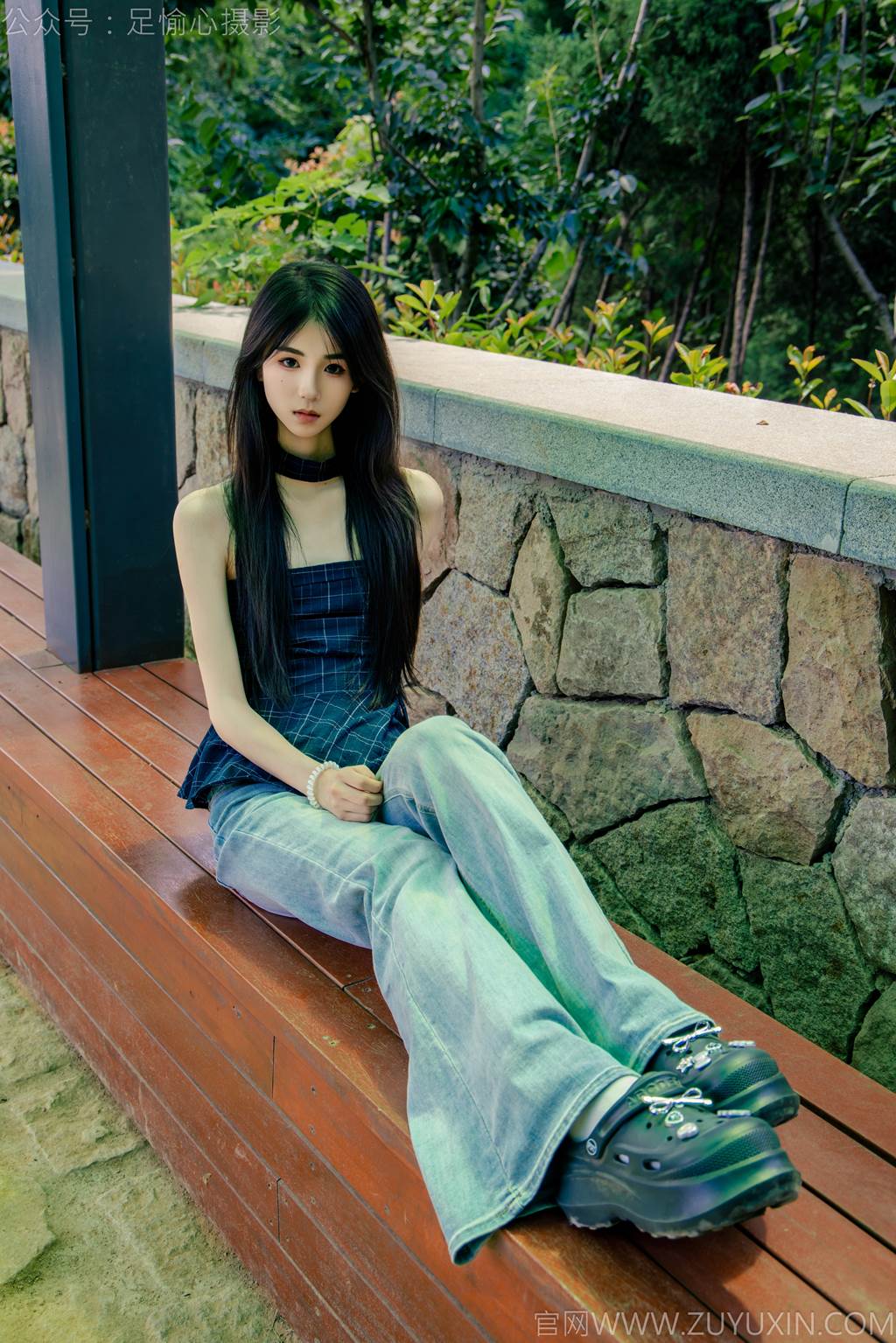 图片[82]-足愉心 NO.049 小瑶（搭配：蓝色格子吊带、牛仔长裤、白棉袜、洞洞鞋、裸足）[90P] – 速更版-美库