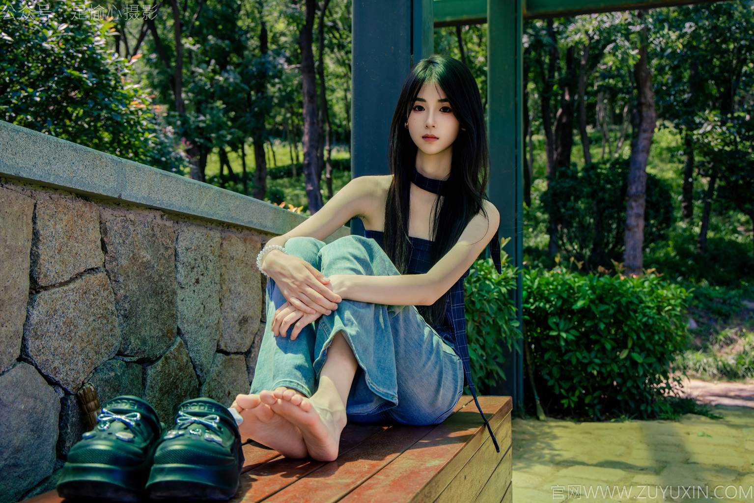 图片[83]-足愉心 NO.049 小瑶（搭配：蓝色格子吊带、牛仔长裤、白棉袜、洞洞鞋、裸足）[90P] – 速更版-美库
