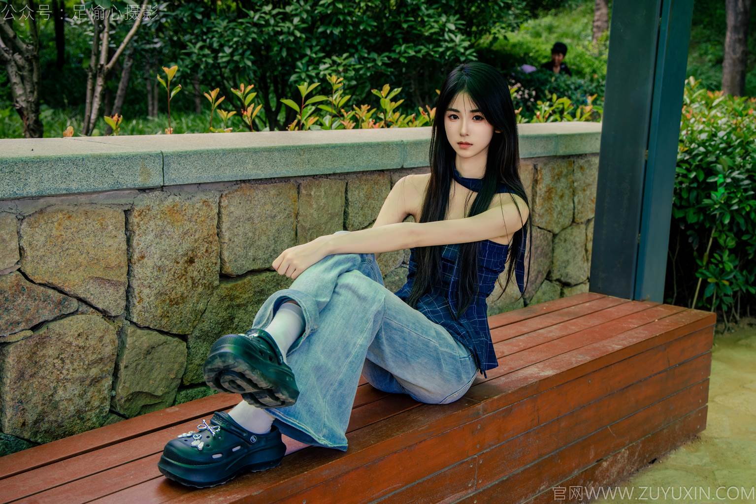 图片[84]-足愉心 NO.049 小瑶（搭配：蓝色格子吊带、牛仔长裤、白棉袜、洞洞鞋、裸足）[90P] – 速更版-美库