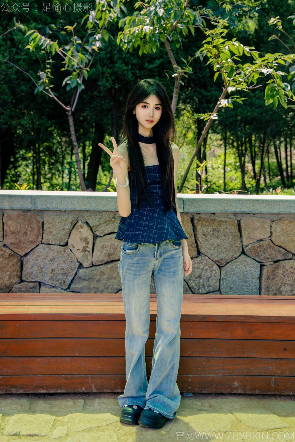图片[85]-足愉心 NO.049 小瑶（搭配：蓝色格子吊带、牛仔长裤、白棉袜、洞洞鞋、裸足）[90P] – 速更版-美库