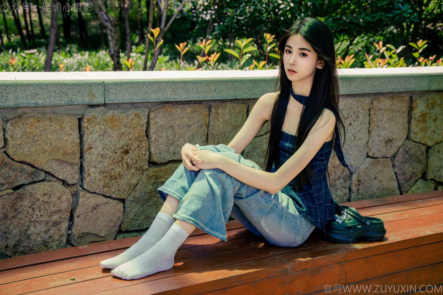 图片[86]-足愉心 NO.049 小瑶（搭配：蓝色格子吊带、牛仔长裤、白棉袜、洞洞鞋、裸足）[90P] – 速更版-美库