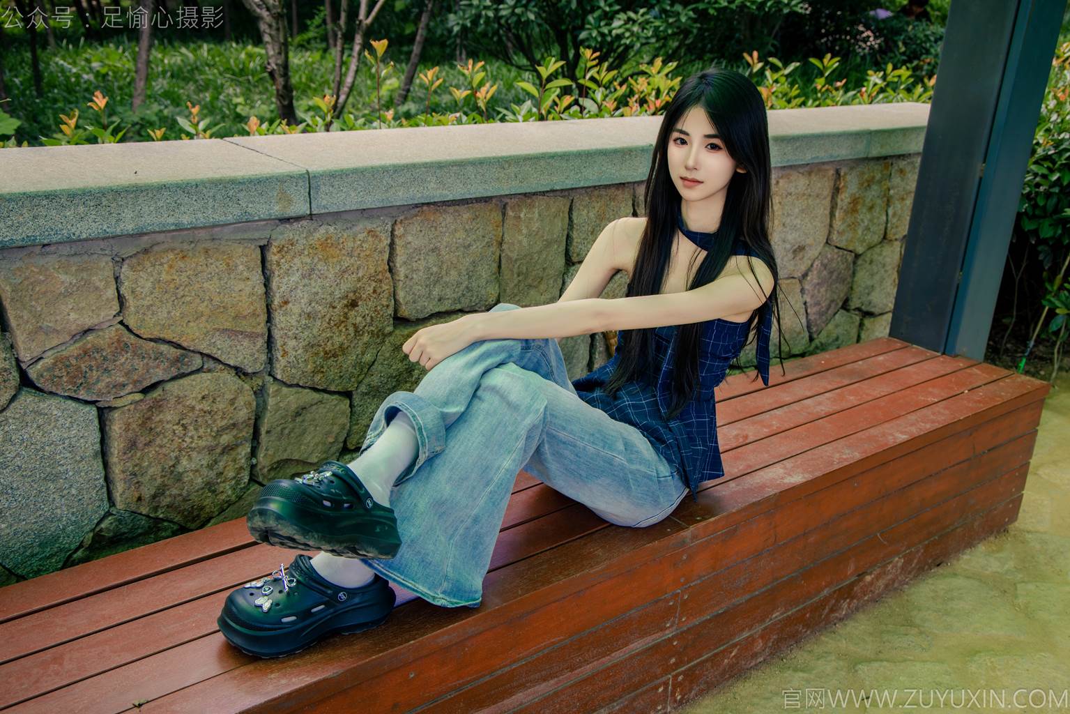 图片[87]-足愉心 NO.049 小瑶（搭配：蓝色格子吊带、牛仔长裤、白棉袜、洞洞鞋、裸足）[90P] – 速更版-美库
