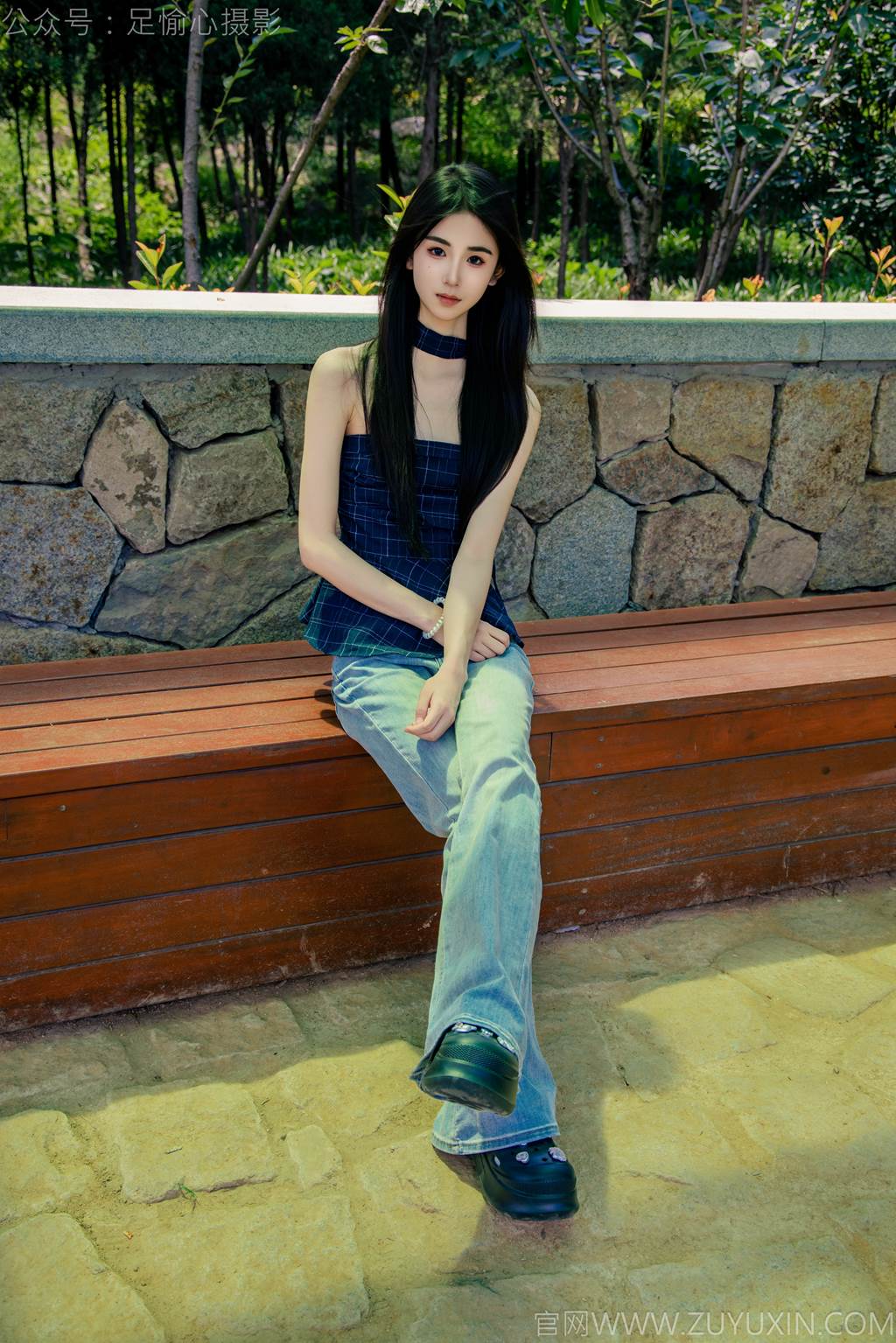图片[88]-足愉心 NO.049 小瑶（搭配：蓝色格子吊带、牛仔长裤、白棉袜、洞洞鞋、裸足）[90P] – 速更版-美库