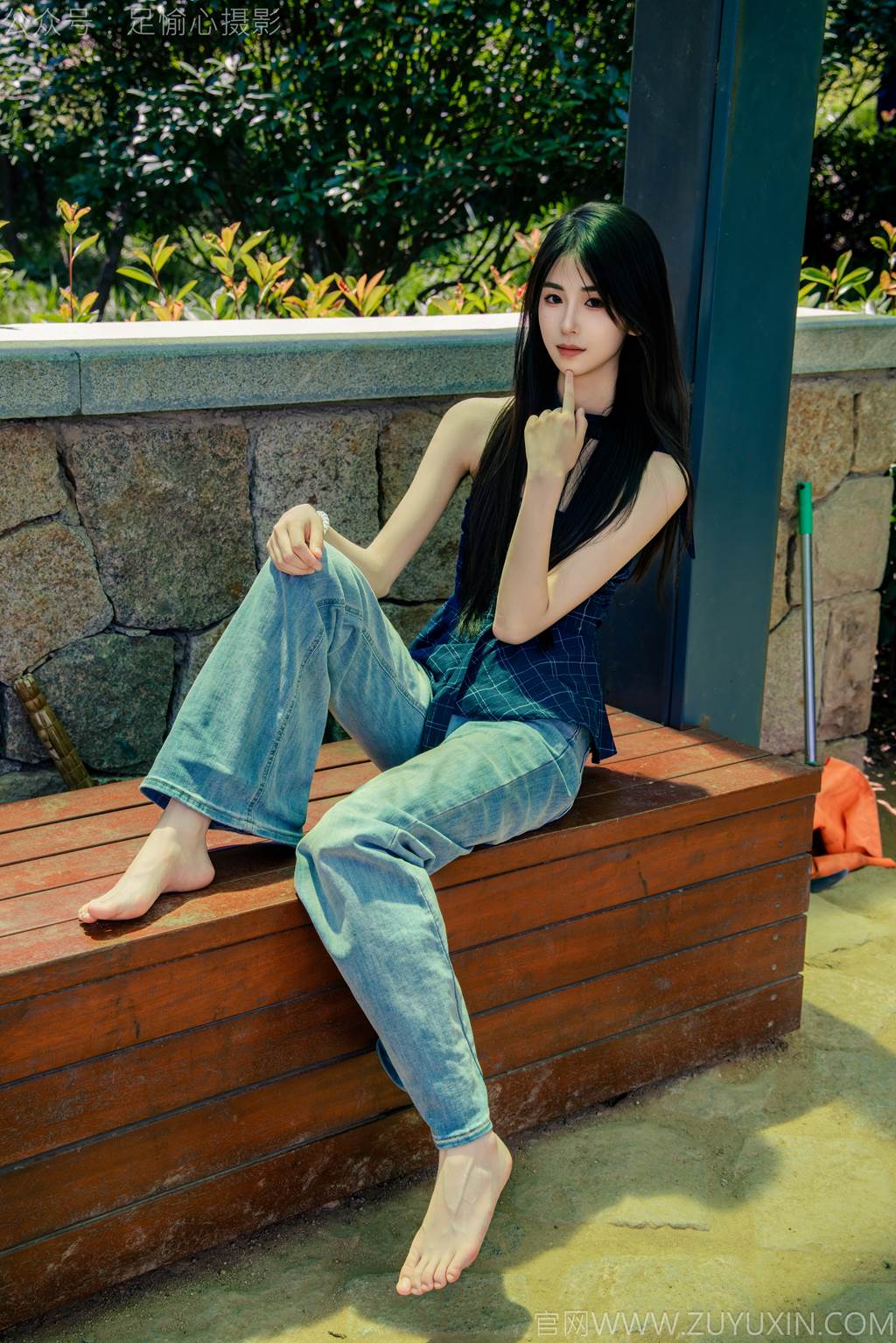 图片[89]-足愉心 NO.049 小瑶（搭配：蓝色格子吊带、牛仔长裤、白棉袜、洞洞鞋、裸足）[90P] – 速更版-美库