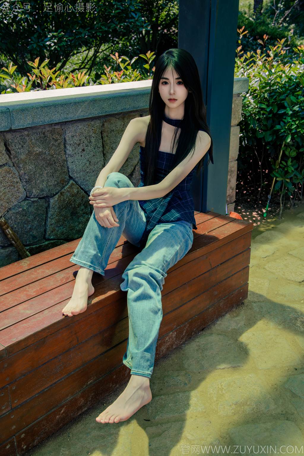图片[90]-足愉心 NO.049 小瑶（搭配：蓝色格子吊带、牛仔长裤、白棉袜、洞洞鞋、裸足）[90P] – 速更版-美库