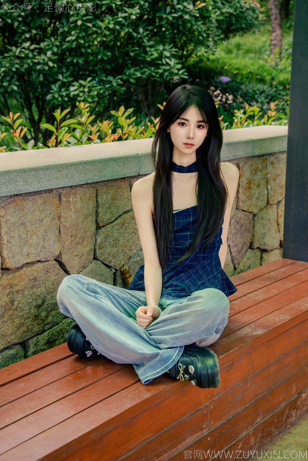 图片[91]-足愉心 NO.049 小瑶（搭配：蓝色格子吊带、牛仔长裤、白棉袜、洞洞鞋、裸足）[90P] – 速更版-美库