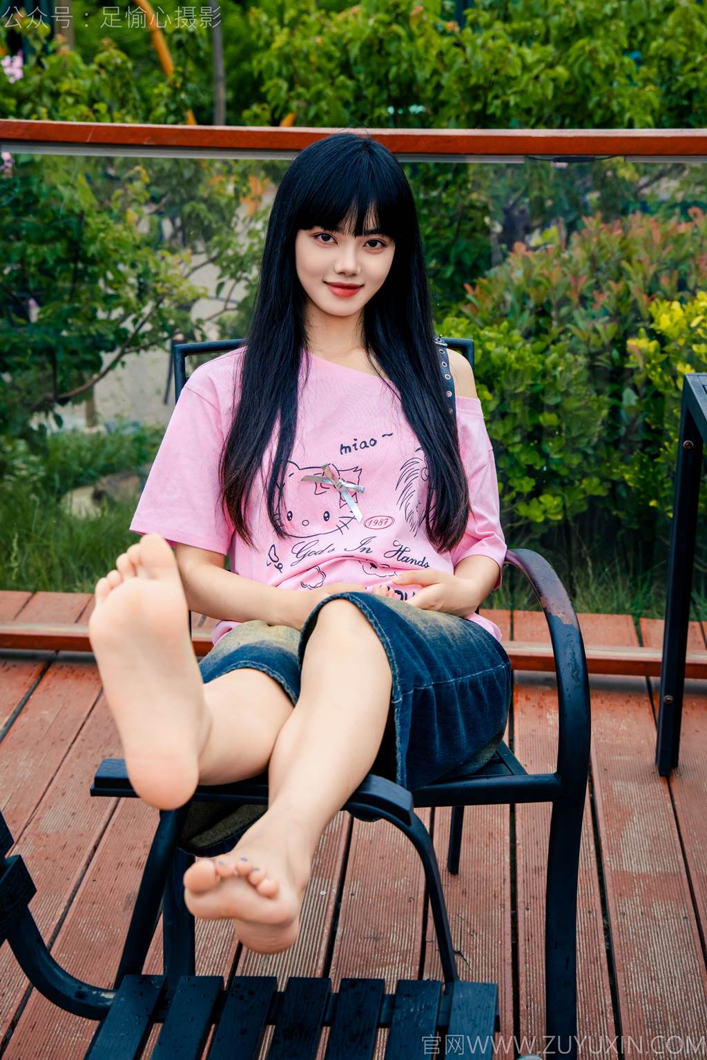 图片[17]-足愉心 NO.050 阿月（搭配：粉色T恤、牛仔短裤、白棉袜、德训鞋、裸足）[80P] – 速更版-美库