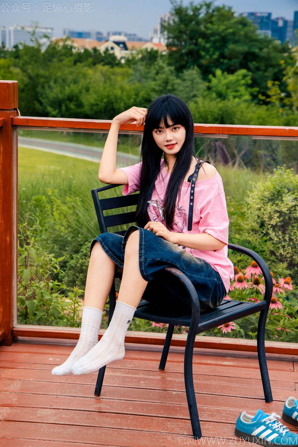 图片[19]-足愉心 NO.050 阿月（搭配：粉色T恤、牛仔短裤、白棉袜、德训鞋、裸足）[80P] – 速更版-美库