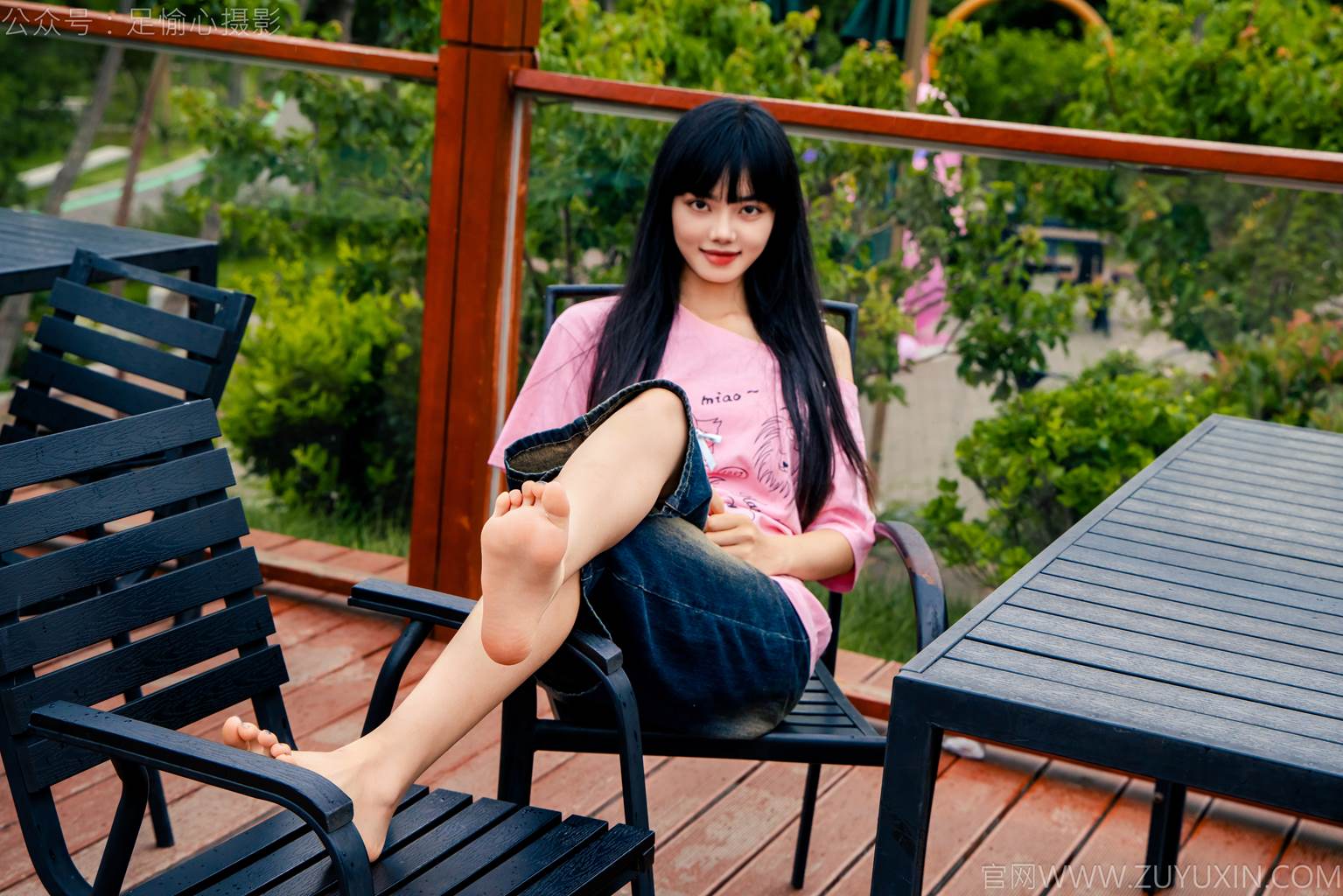 图片[21]-足愉心 NO.050 阿月（搭配：粉色T恤、牛仔短裤、白棉袜、德训鞋、裸足）[80P] – 速更版-美库