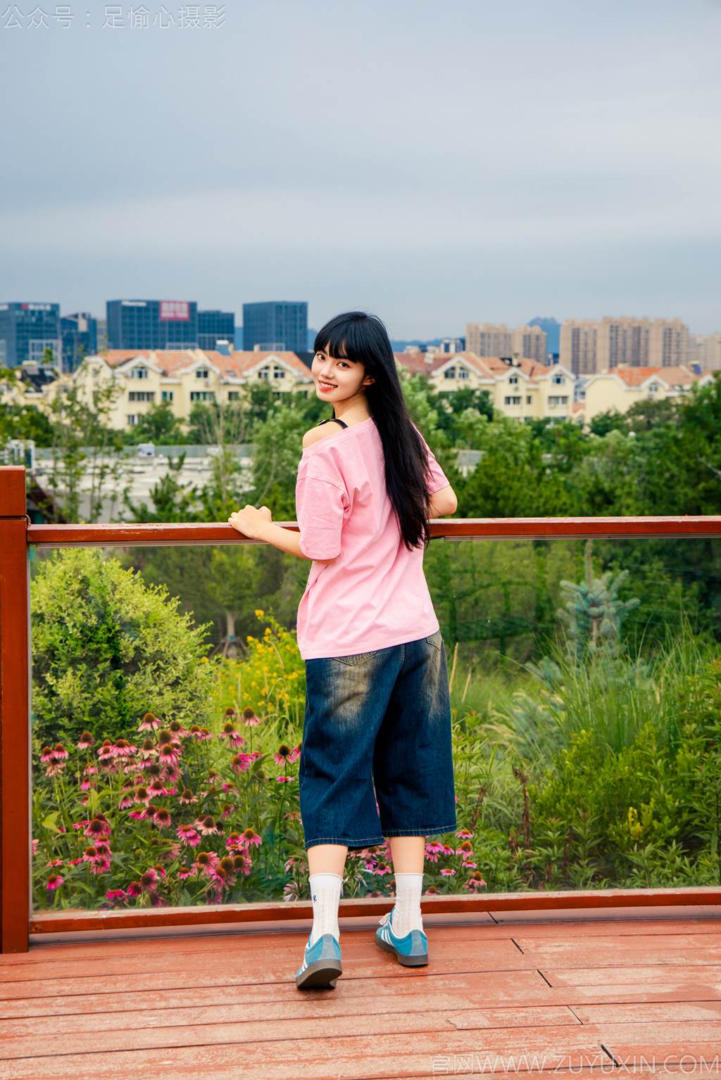 图片[22]-足愉心 NO.050 阿月（搭配：粉色T恤、牛仔短裤、白棉袜、德训鞋、裸足）[80P] – 速更版-美库