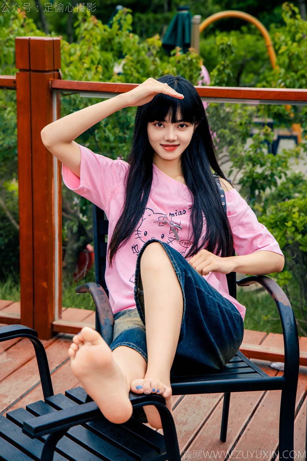 图片[23]-足愉心 NO.050 阿月（搭配：粉色T恤、牛仔短裤、白棉袜、德训鞋、裸足）[80P] – 速更版-美库