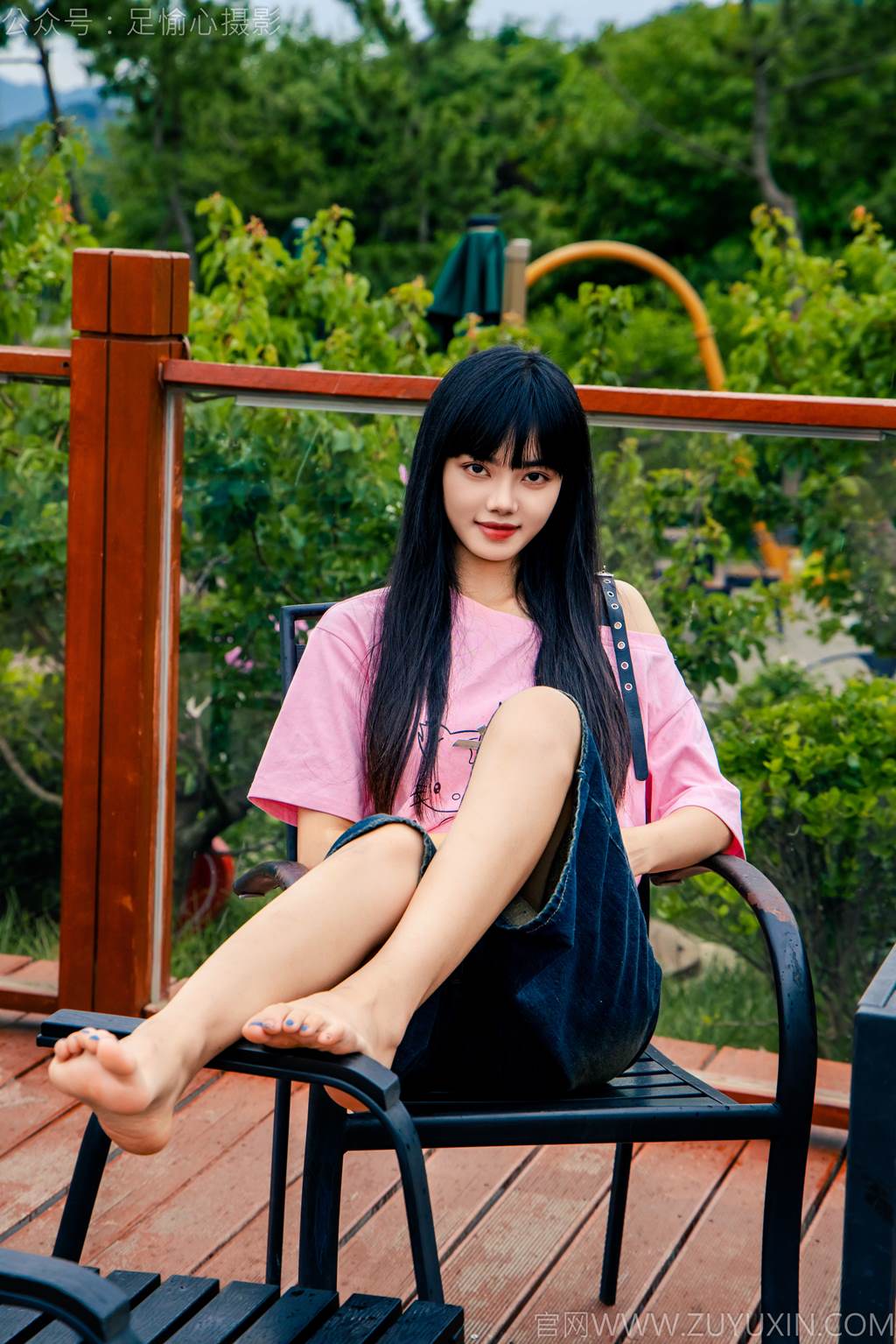 图片[25]-足愉心 NO.050 阿月（搭配：粉色T恤、牛仔短裤、白棉袜、德训鞋、裸足）[80P] – 速更版-美库