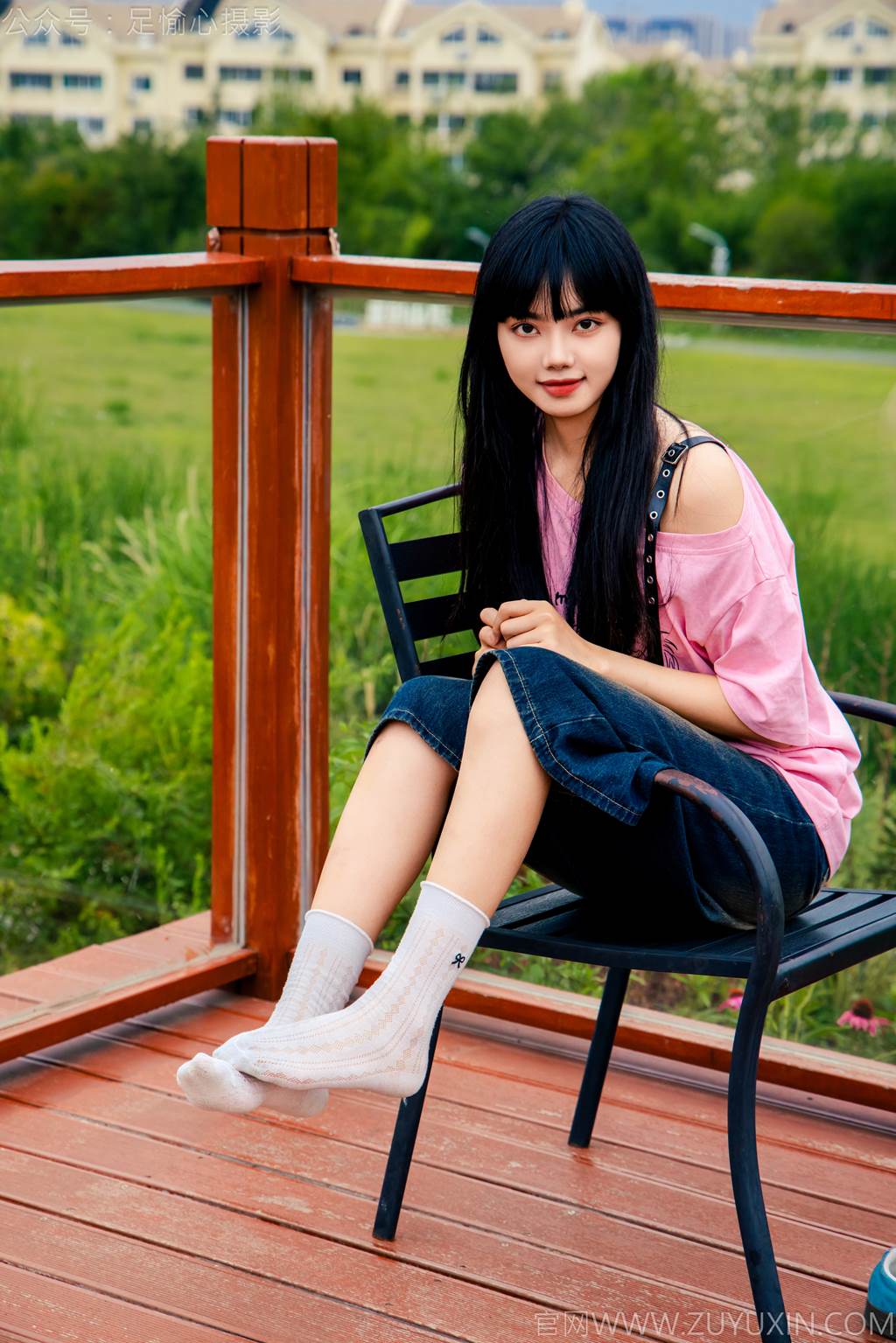图片[27]-足愉心 NO.050 阿月（搭配：粉色T恤、牛仔短裤、白棉袜、德训鞋、裸足）[80P] – 速更版-美库