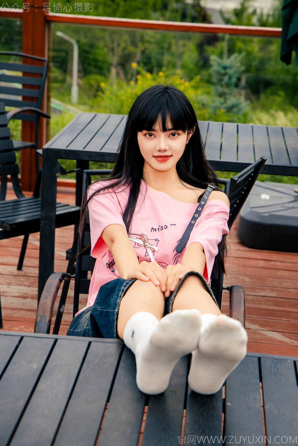图片[32]-足愉心 NO.050 阿月（搭配：粉色T恤、牛仔短裤、白棉袜、德训鞋、裸足）[80P] – 速更版-美库