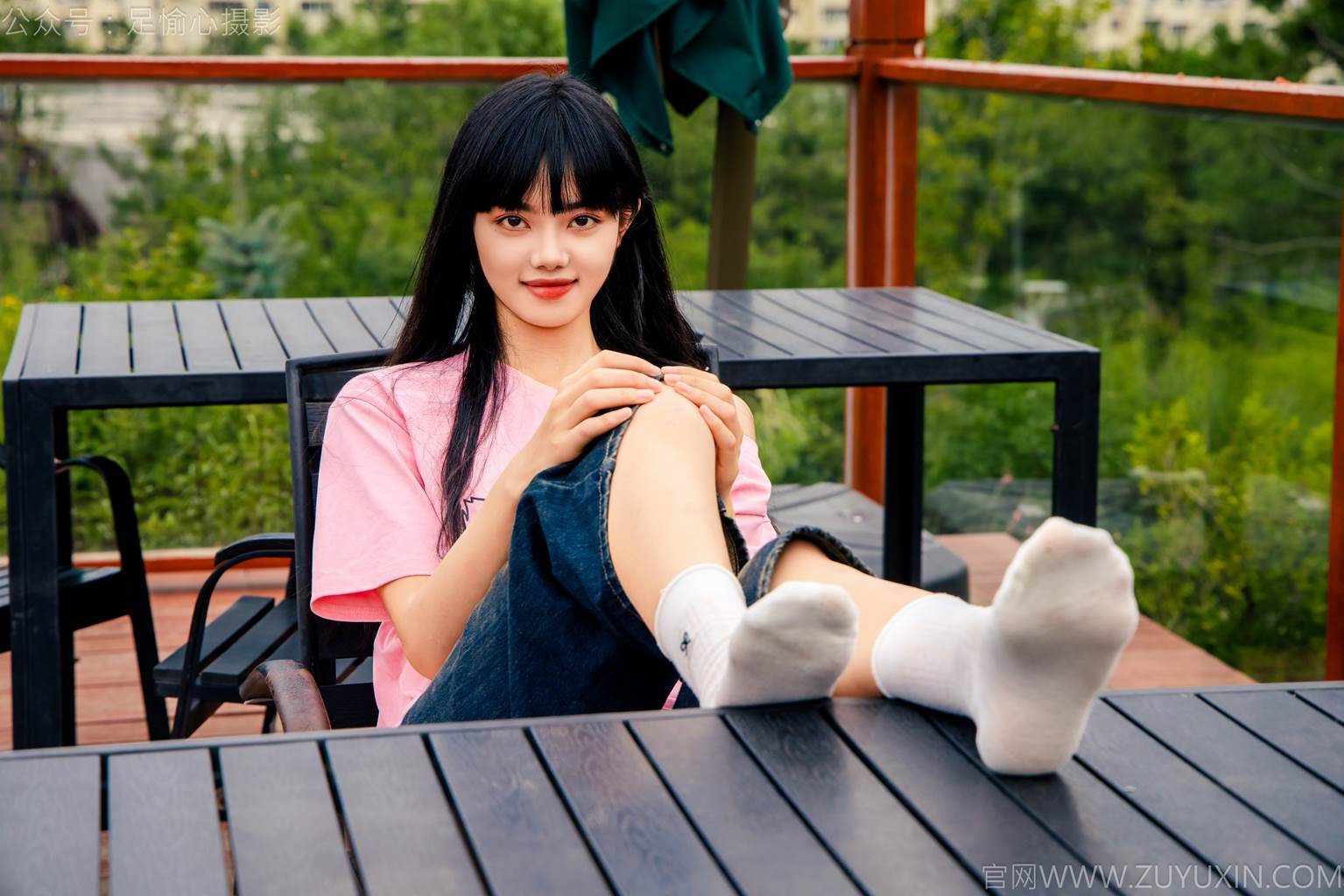 图片[38]-足愉心 NO.050 阿月（搭配：粉色T恤、牛仔短裤、白棉袜、德训鞋、裸足）[80P] – 速更版-美库