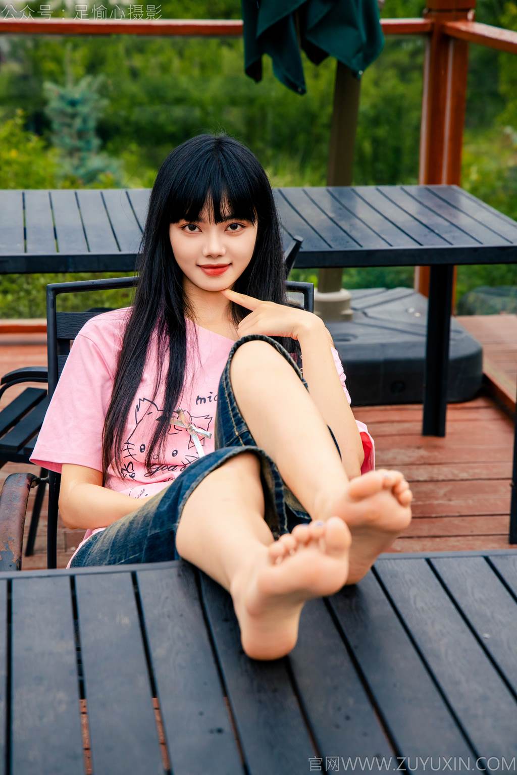 图片[39]-足愉心 NO.050 阿月（搭配：粉色T恤、牛仔短裤、白棉袜、德训鞋、裸足）[80P] – 速更版-美库