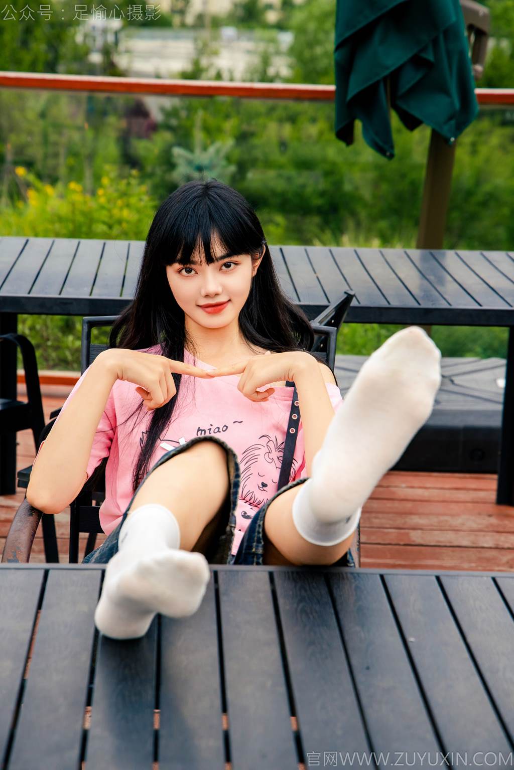 图片[42]-足愉心 NO.050 阿月（搭配：粉色T恤、牛仔短裤、白棉袜、德训鞋、裸足）[80P] – 速更版-美库