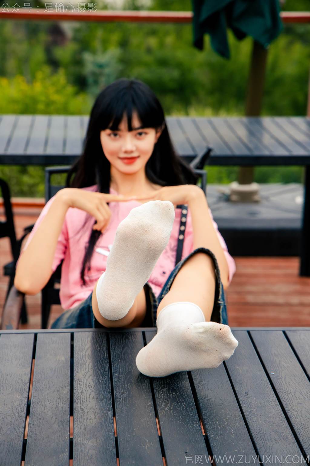 图片[46]-足愉心 NO.050 阿月（搭配：粉色T恤、牛仔短裤、白棉袜、德训鞋、裸足）[80P] – 速更版-美库