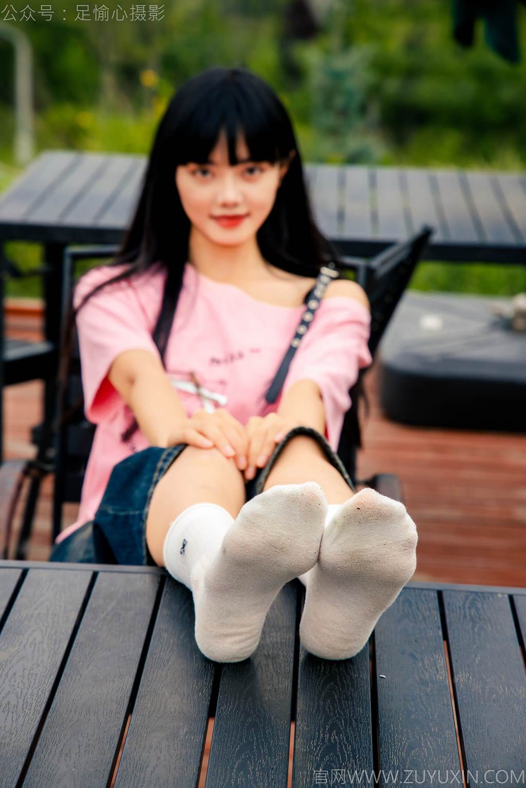 图片[49]-足愉心 NO.050 阿月（搭配：粉色T恤、牛仔短裤、白棉袜、德训鞋、裸足）[80P] – 速更版-美库