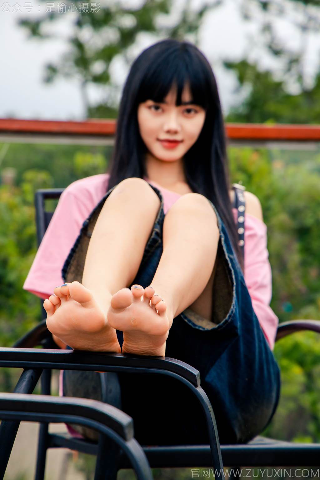 图片[59]-足愉心 NO.050 阿月（搭配：粉色T恤、牛仔短裤、白棉袜、德训鞋、裸足）[80P] – 速更版-美库