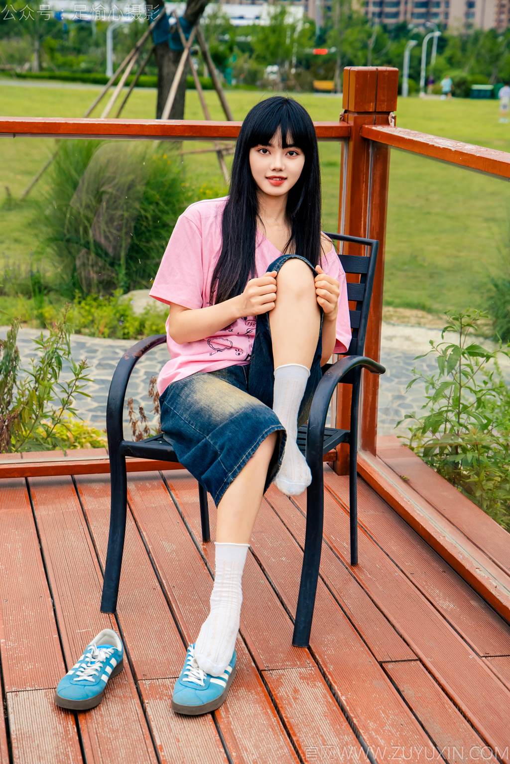 图片[73]-足愉心 NO.050 阿月（搭配：粉色T恤、牛仔短裤、白棉袜、德训鞋、裸足）[80P] – 速更版-美库