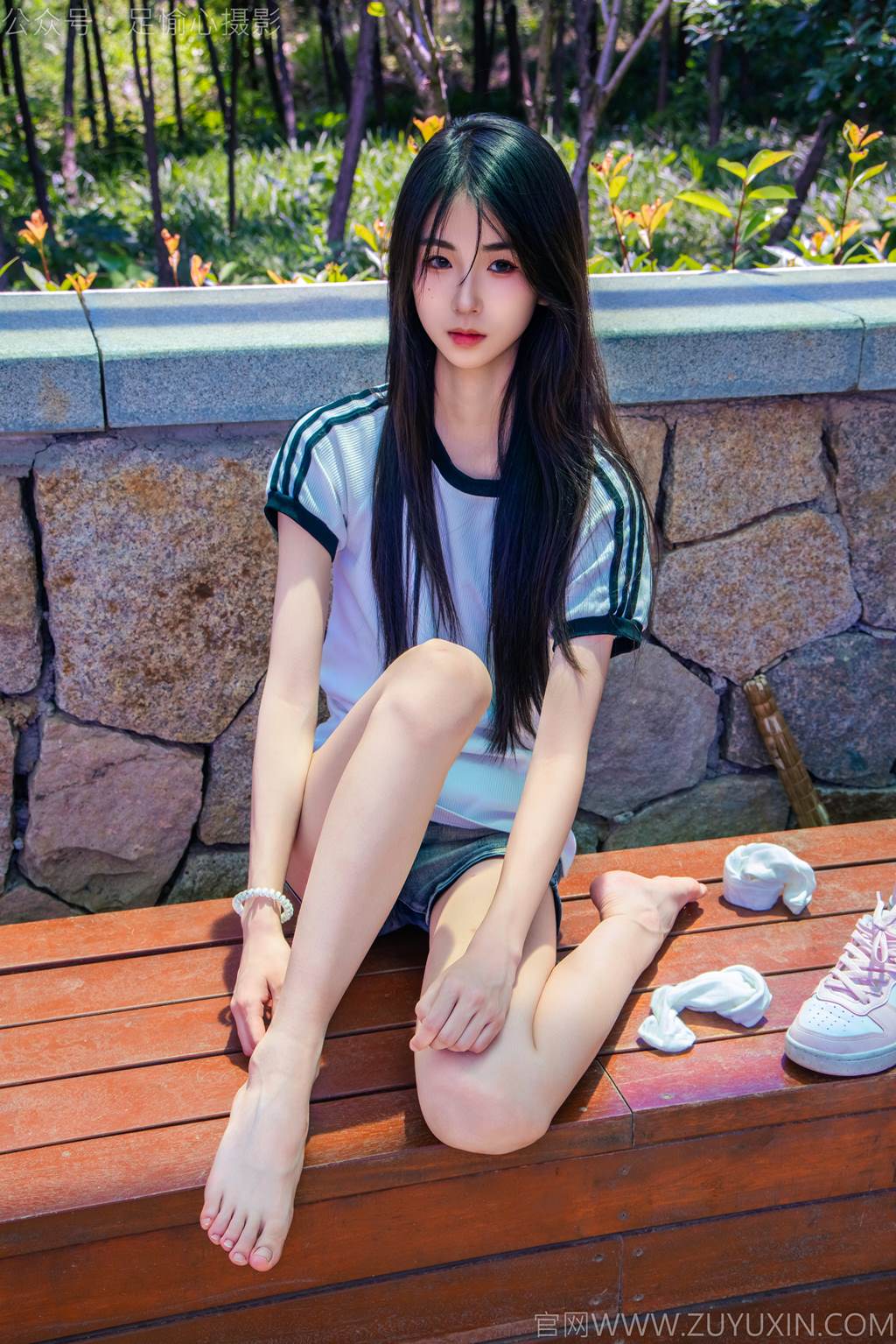 图片[13]-足愉心 NO.051 小瑶（搭配：T恤、牛仔短裤、白棉袜、帆布鞋、裸足）[95P] – 速更版-美库