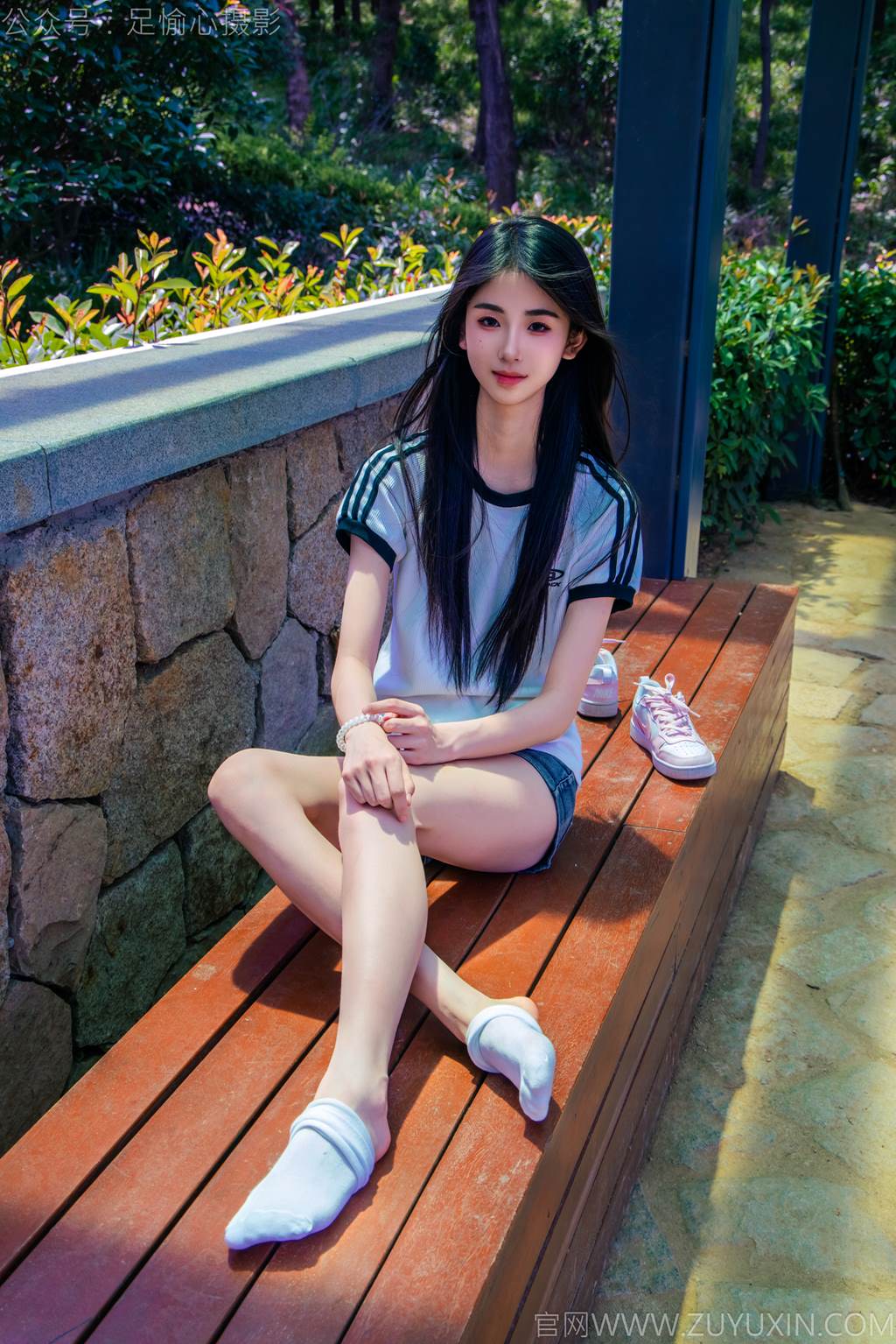 图片[14]-足愉心 NO.051 小瑶（搭配：T恤、牛仔短裤、白棉袜、帆布鞋、裸足）[95P] – 速更版-美库