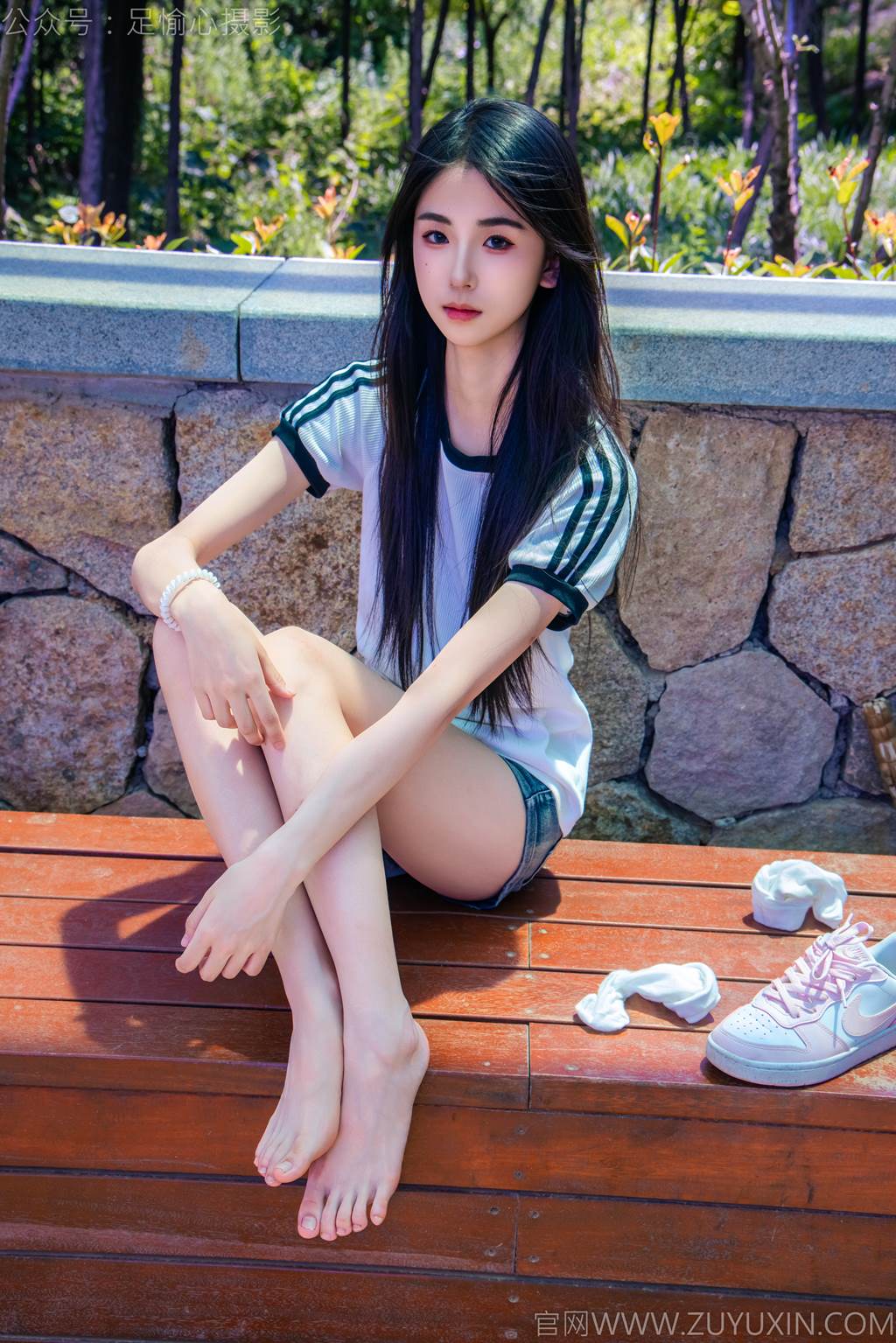 图片[16]-足愉心 NO.051 小瑶（搭配：T恤、牛仔短裤、白棉袜、帆布鞋、裸足）[95P] – 速更版-美库