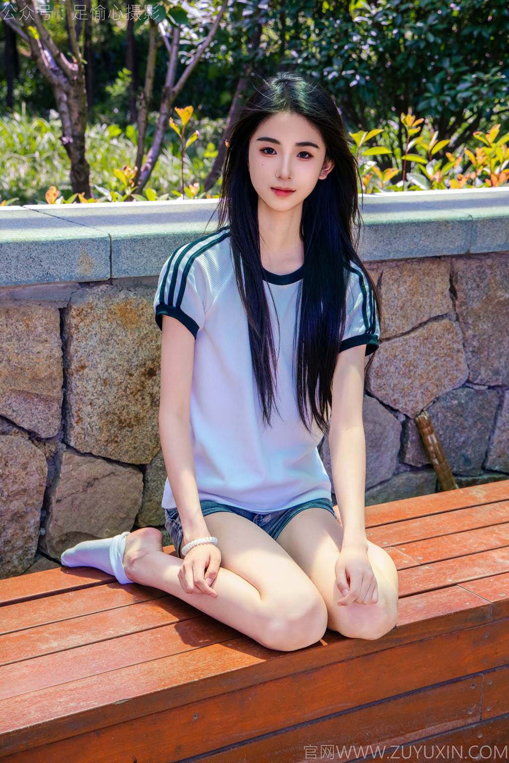 图片[17]-足愉心 NO.051 小瑶（搭配：T恤、牛仔短裤、白棉袜、帆布鞋、裸足）[95P] – 速更版-美库