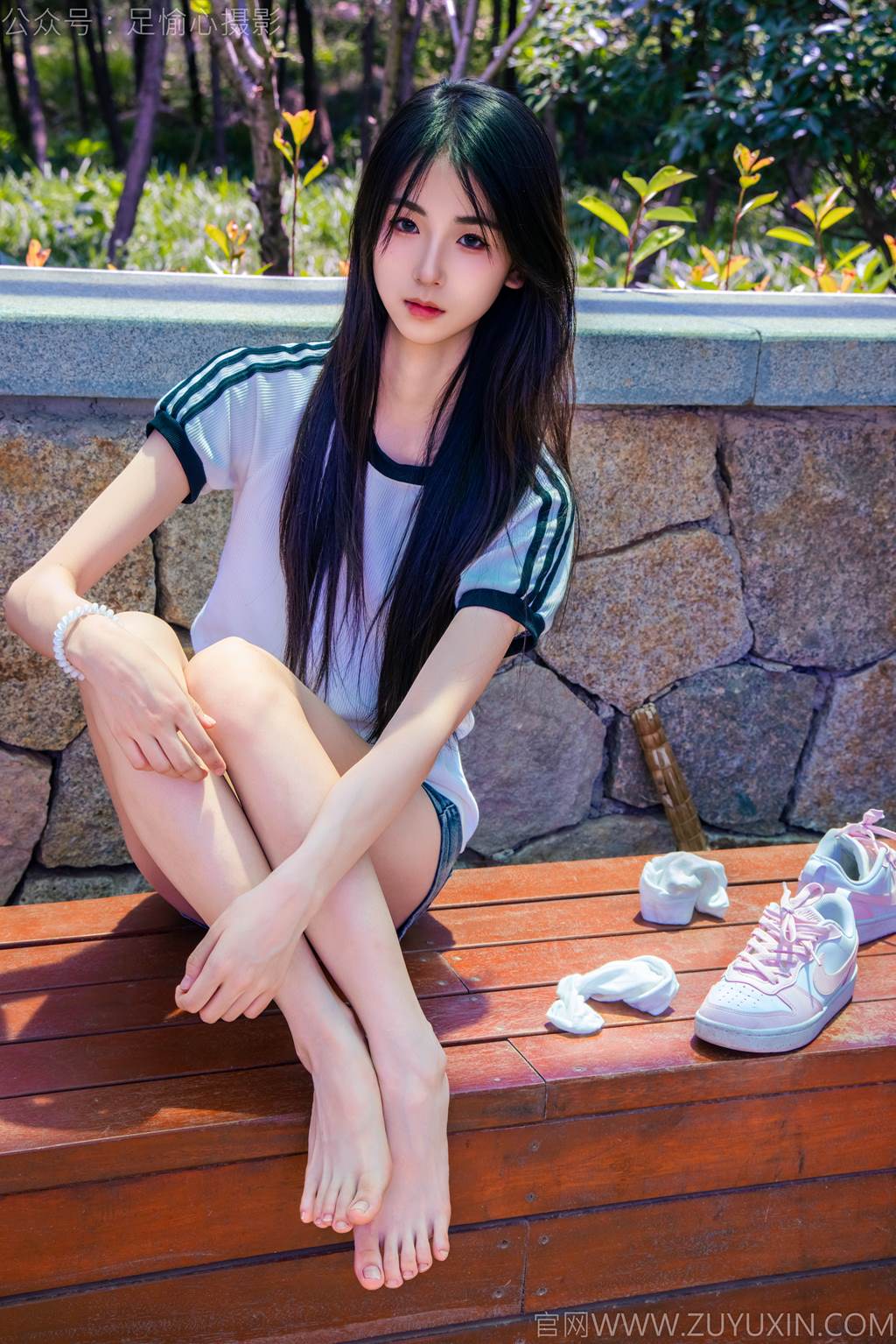 图片[18]-足愉心 NO.051 小瑶（搭配：T恤、牛仔短裤、白棉袜、帆布鞋、裸足）[95P] – 速更版-美库