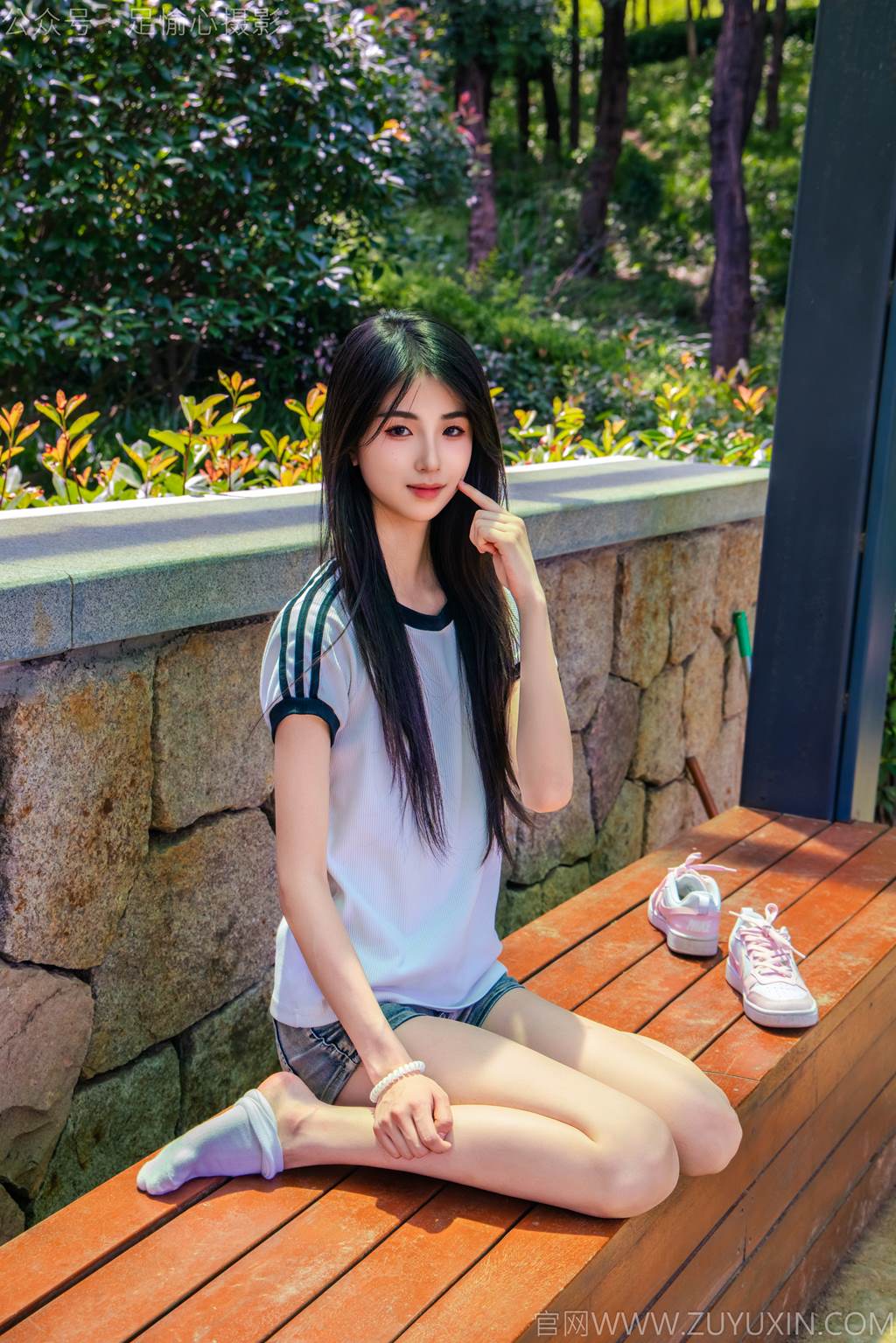 图片[19]-足愉心 NO.051 小瑶（搭配：T恤、牛仔短裤、白棉袜、帆布鞋、裸足）[95P] – 速更版-美库