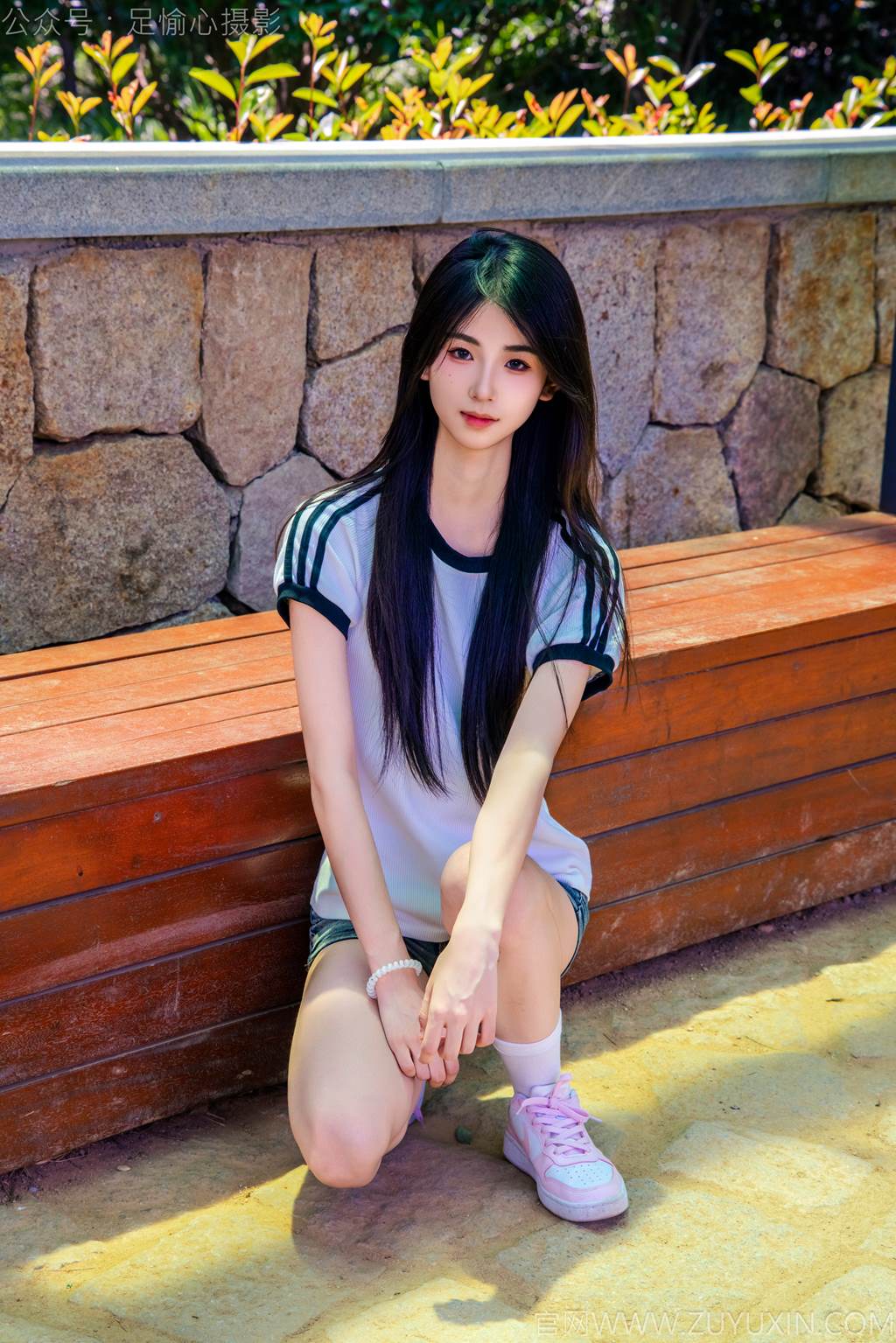 图片[21]-足愉心 NO.051 小瑶（搭配：T恤、牛仔短裤、白棉袜、帆布鞋、裸足）[95P] – 速更版-美库