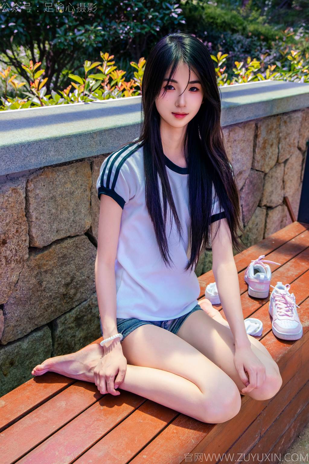 图片[22]-足愉心 NO.051 小瑶（搭配：T恤、牛仔短裤、白棉袜、帆布鞋、裸足）[95P] – 速更版-美库