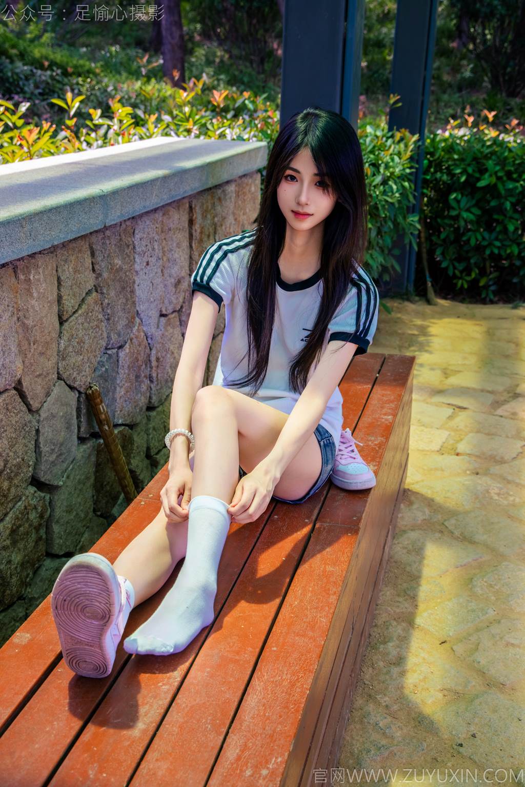 图片[23]-足愉心 NO.051 小瑶（搭配：T恤、牛仔短裤、白棉袜、帆布鞋、裸足）[95P] – 速更版-美库