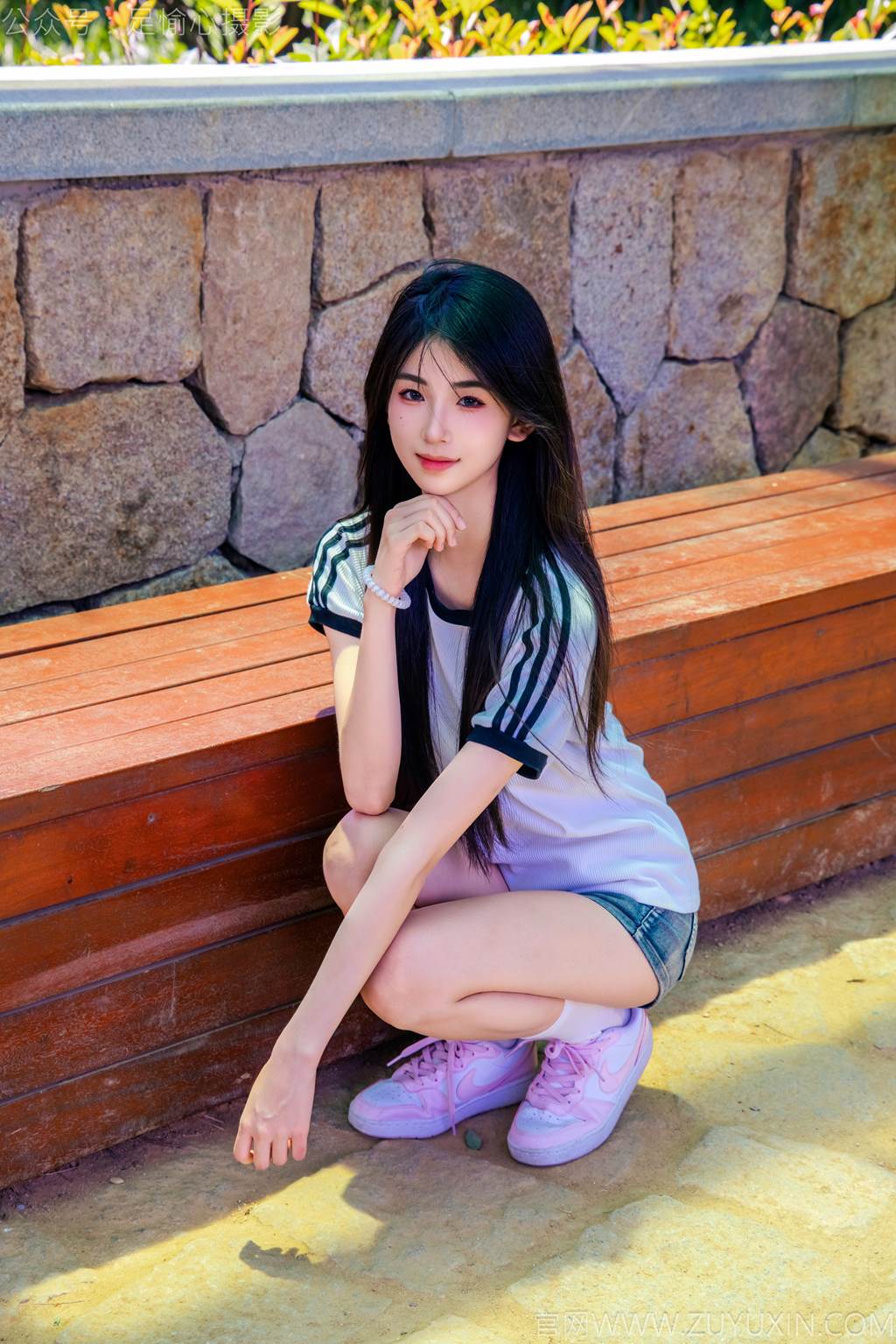 图片[24]-足愉心 NO.051 小瑶（搭配：T恤、牛仔短裤、白棉袜、帆布鞋、裸足）[95P] – 速更版-美库