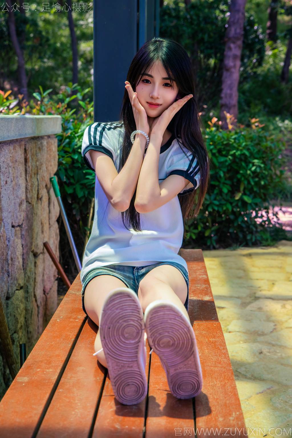 图片[29]-足愉心 NO.051 小瑶（搭配：T恤、牛仔短裤、白棉袜、帆布鞋、裸足）[95P] – 速更版-美库