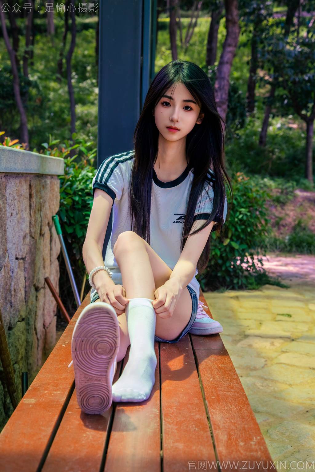 图片[31]-足愉心 NO.051 小瑶（搭配：T恤、牛仔短裤、白棉袜、帆布鞋、裸足）[95P] – 速更版-美库