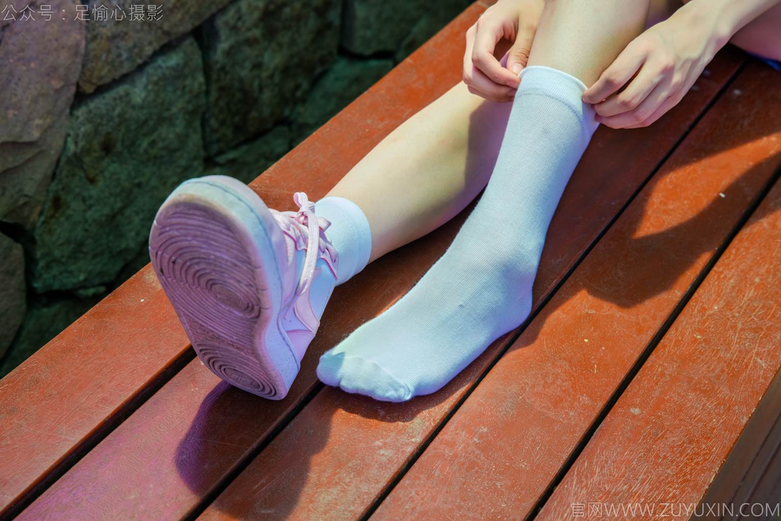 图片[33]-足愉心 NO.051 小瑶（搭配：T恤、牛仔短裤、白棉袜、帆布鞋、裸足）[95P] – 速更版-美库