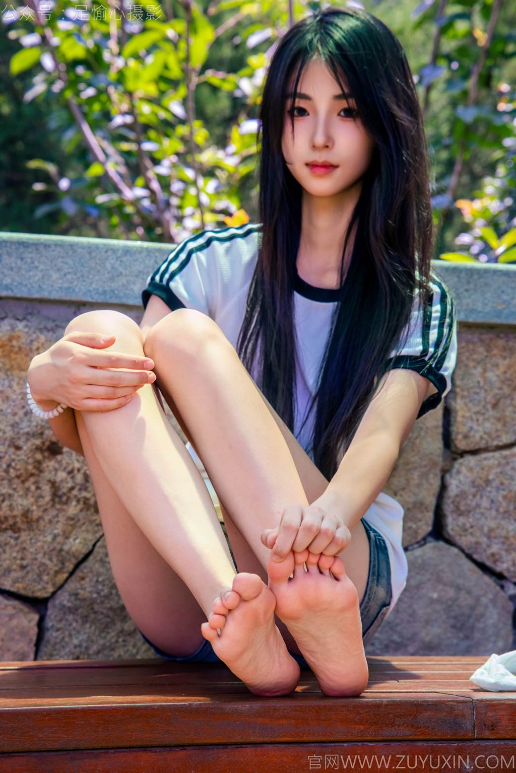 图片[34]-足愉心 NO.051 小瑶（搭配：T恤、牛仔短裤、白棉袜、帆布鞋、裸足）[95P] – 速更版-美库