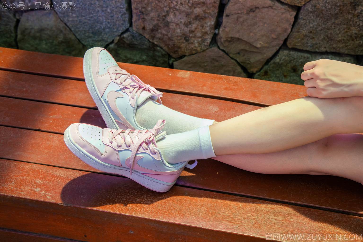 图片[35]-足愉心 NO.051 小瑶（搭配：T恤、牛仔短裤、白棉袜、帆布鞋、裸足）[95P] – 速更版-美库