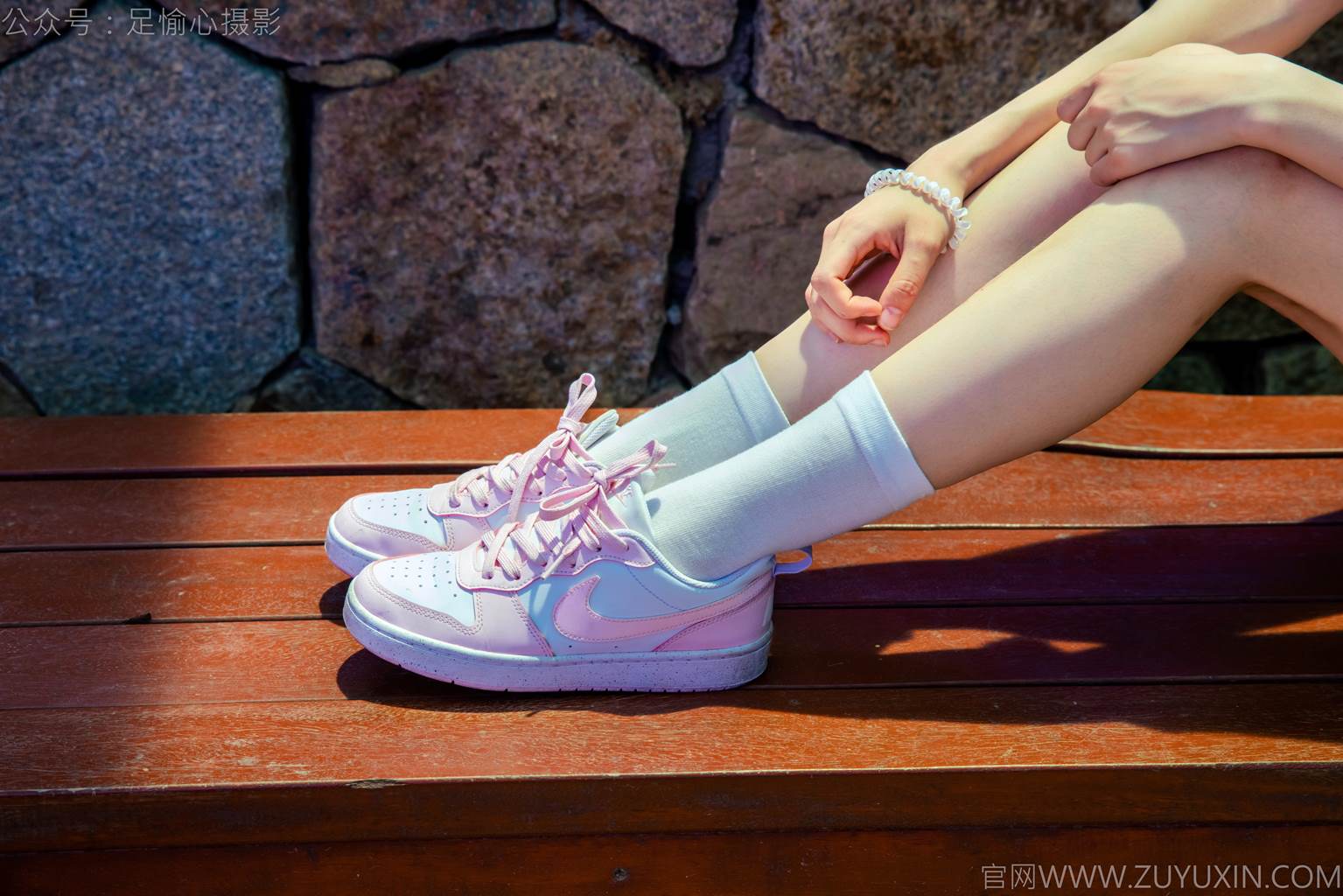 图片[36]-足愉心 NO.051 小瑶（搭配：T恤、牛仔短裤、白棉袜、帆布鞋、裸足）[95P] – 速更版-美库